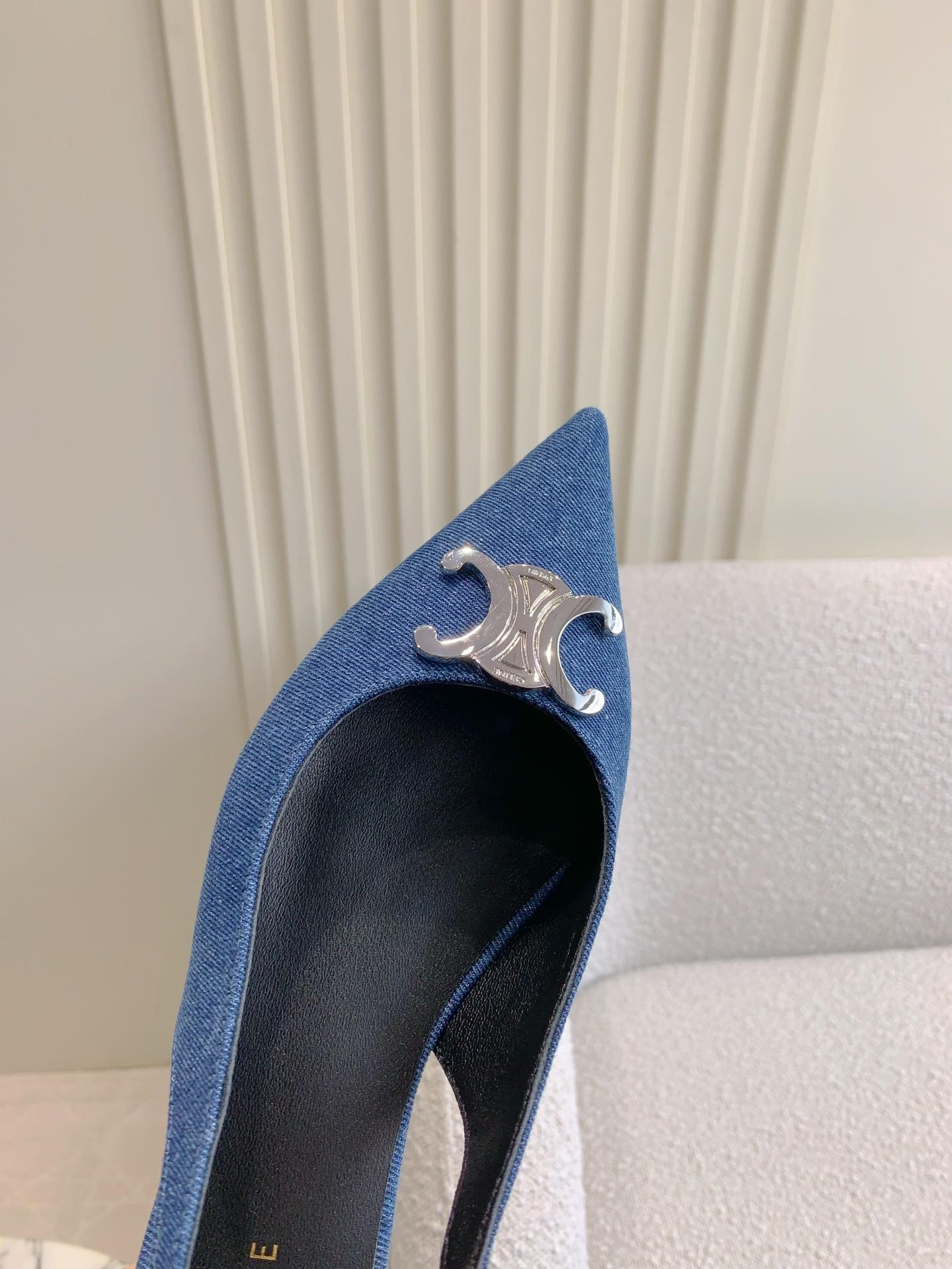 Stylish Cowboy-Inspired Flat Shoes by Celin: Sharp Design with Luxurious Materials - 图片 5
