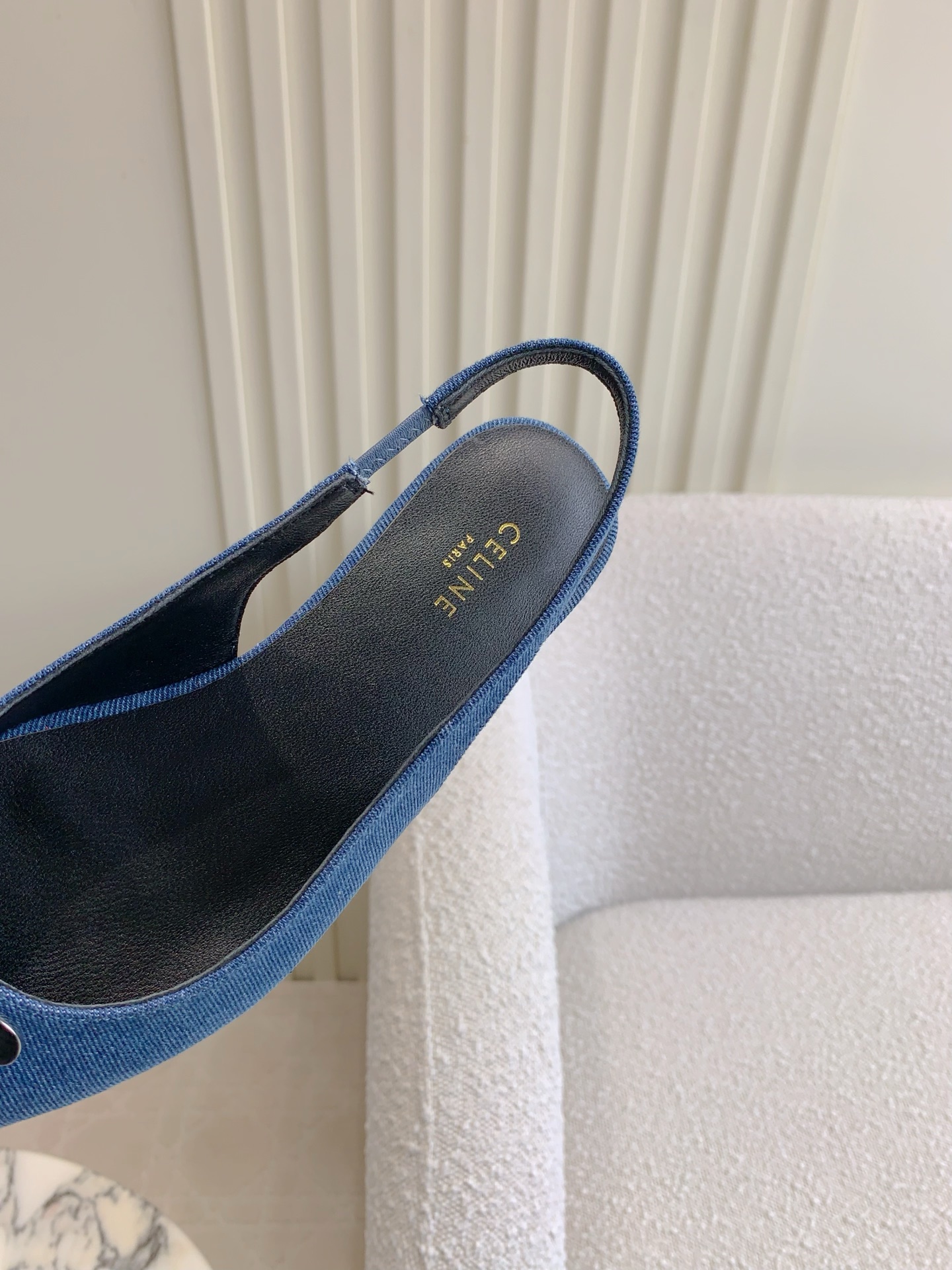 Stylish Cowboy-Inspired Flat Shoes by Celin: Sharp Design with Luxurious Materials - 图片 6