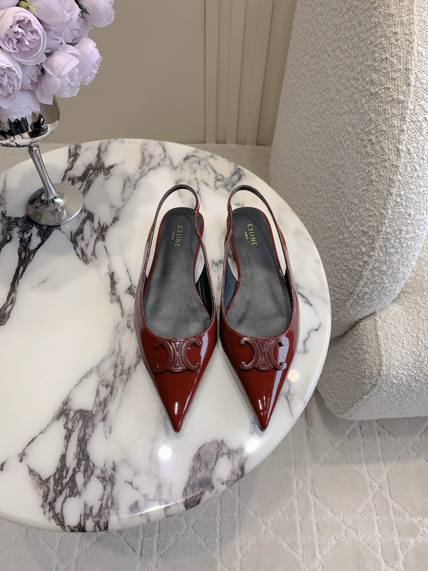 Stylish Cowboy-Inspired Flat Shoes by Celin: Sharp Design with Luxe Materials - 图片 2