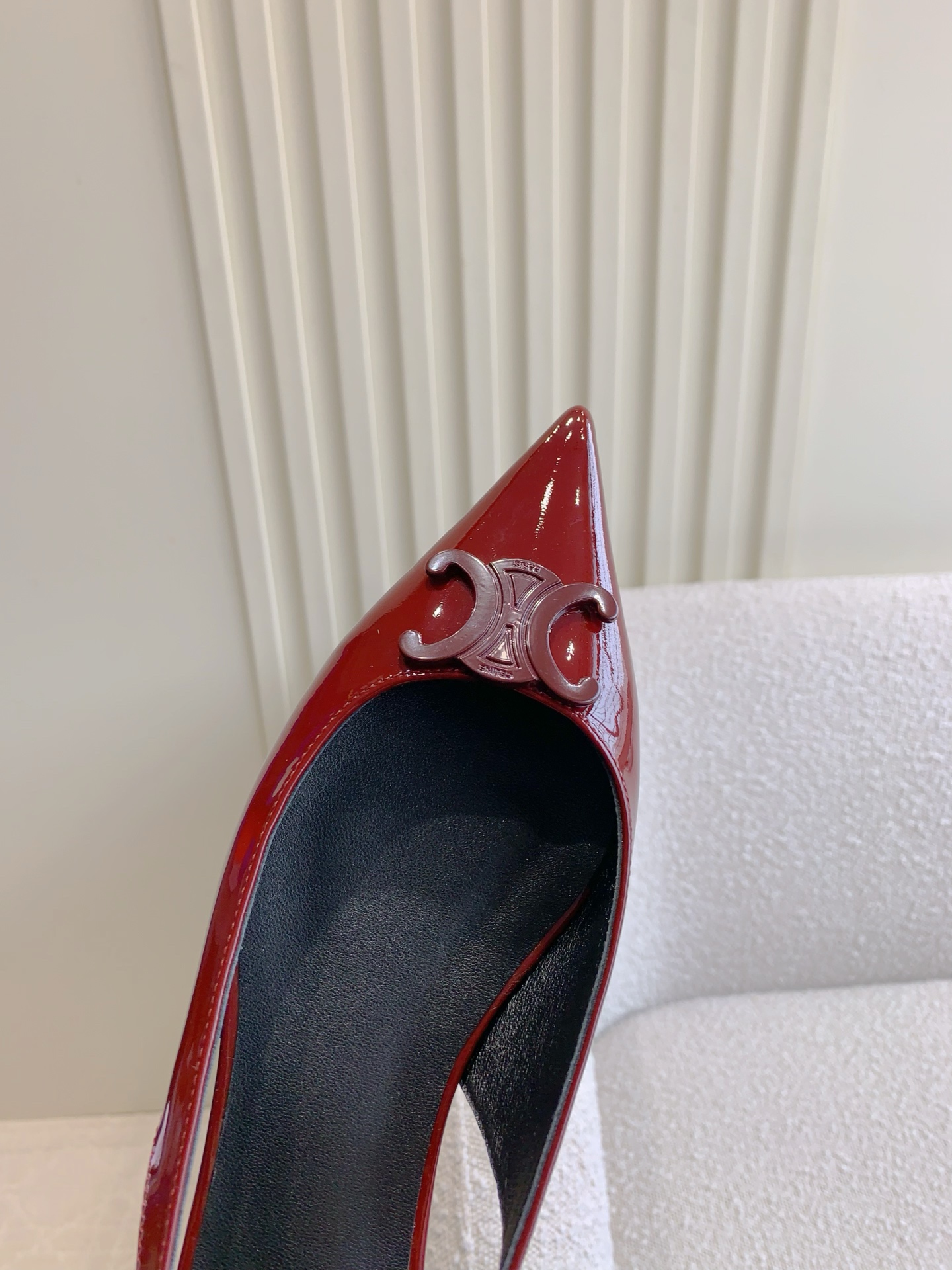 Stylish Cowboy-Inspired Flat Shoes by Celin: Sharp Design with Luxe Materials - 图片 5