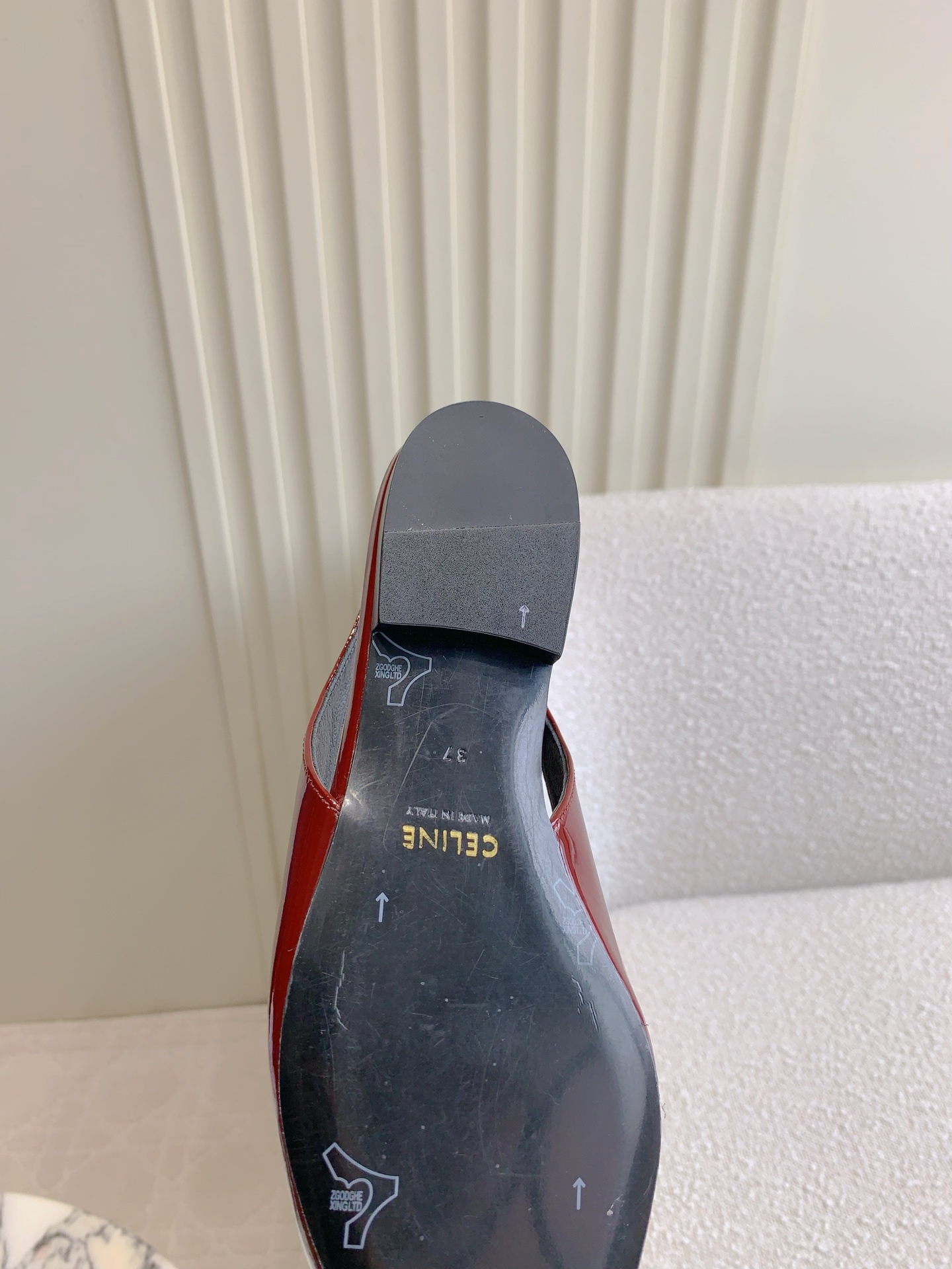 Stylish Cowboy-Inspired Flat Shoes by Celin: Sharp Design with Luxe Materials - 图片 8