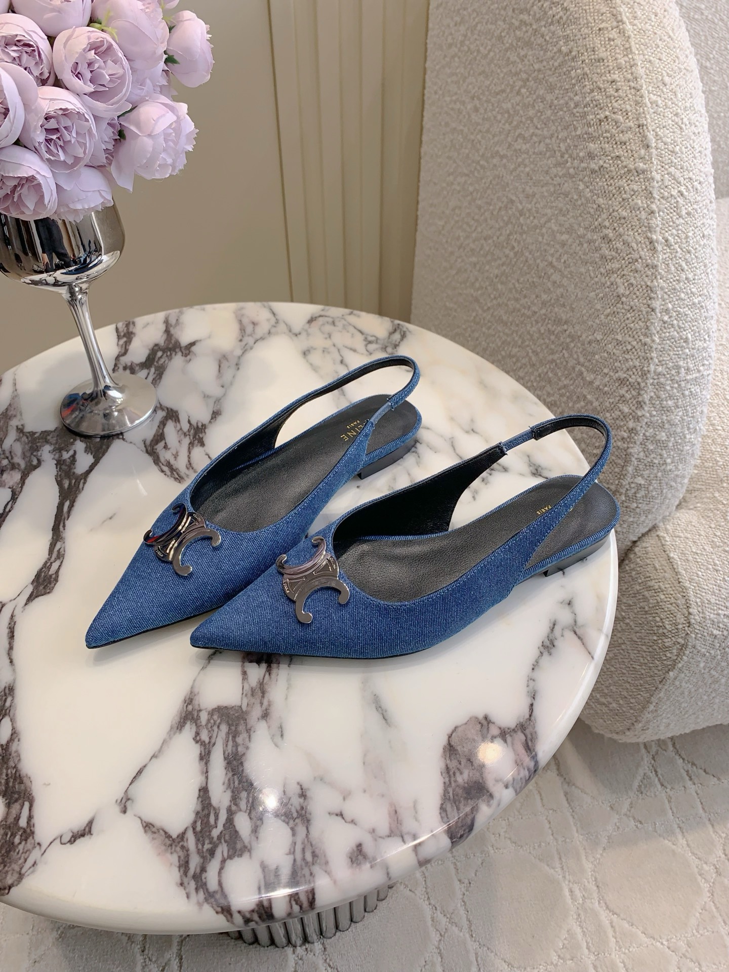 Stylish Cowboy-Inspired Flat Shoes by Celin: Sharp Design with Luxurious Materials - 图片 1