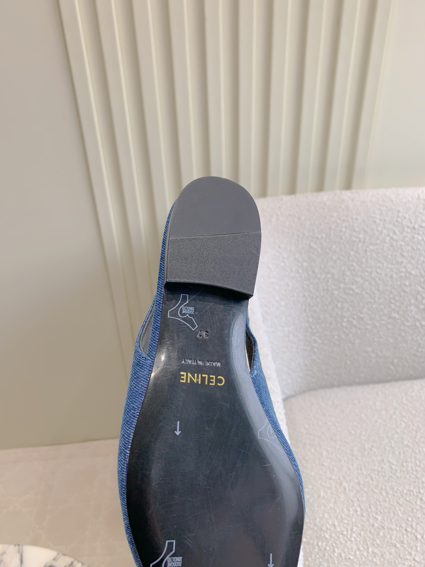 Stylish Cowboy-Inspired Flat Shoes by Celin with Gold Buttons and Lambskin Lining - 图片 8