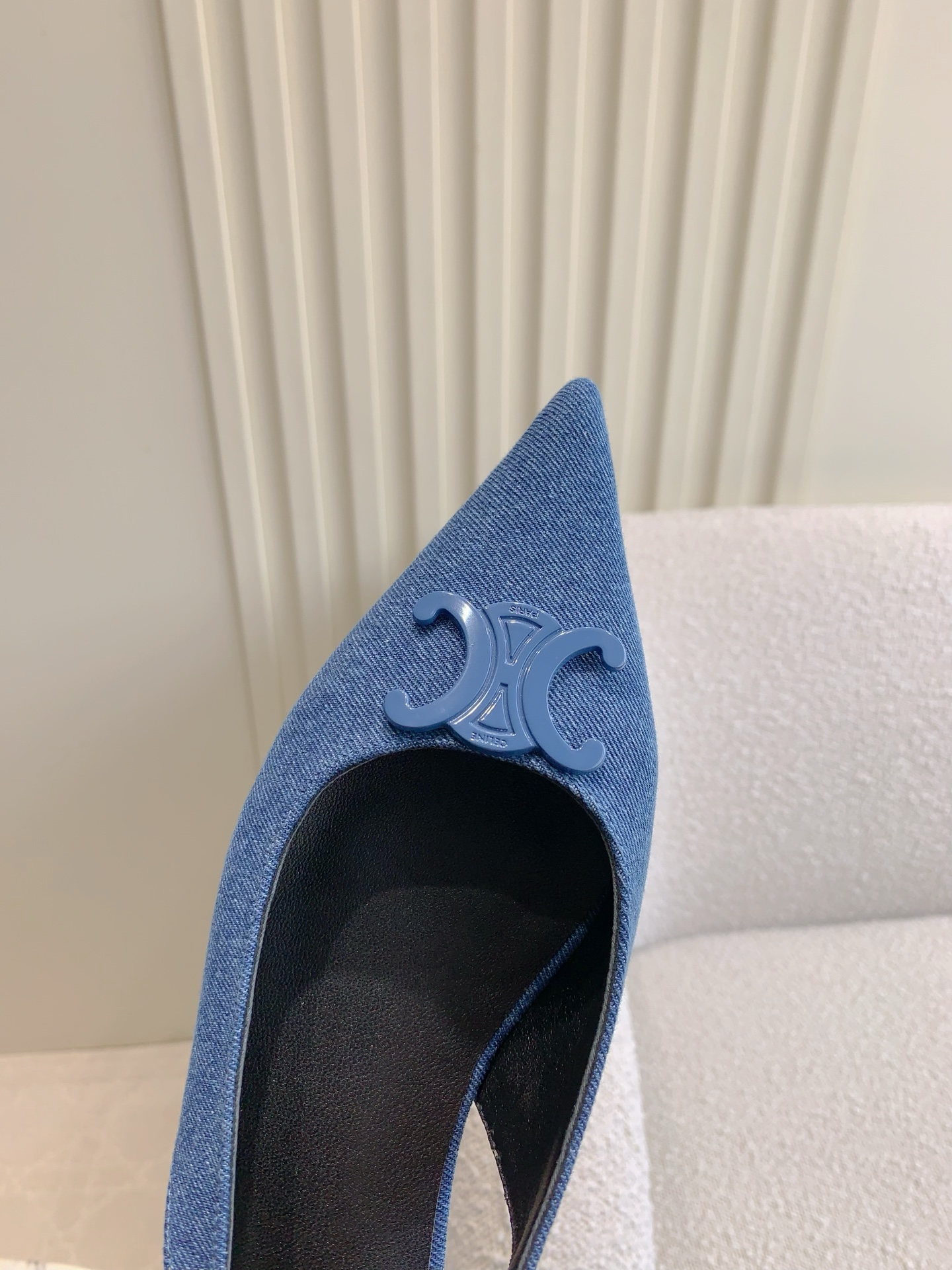 Stylish Cowboy-Inspired Flat Shoes by Celin with Gold Buttons and Lambskin Lining - 图片 5