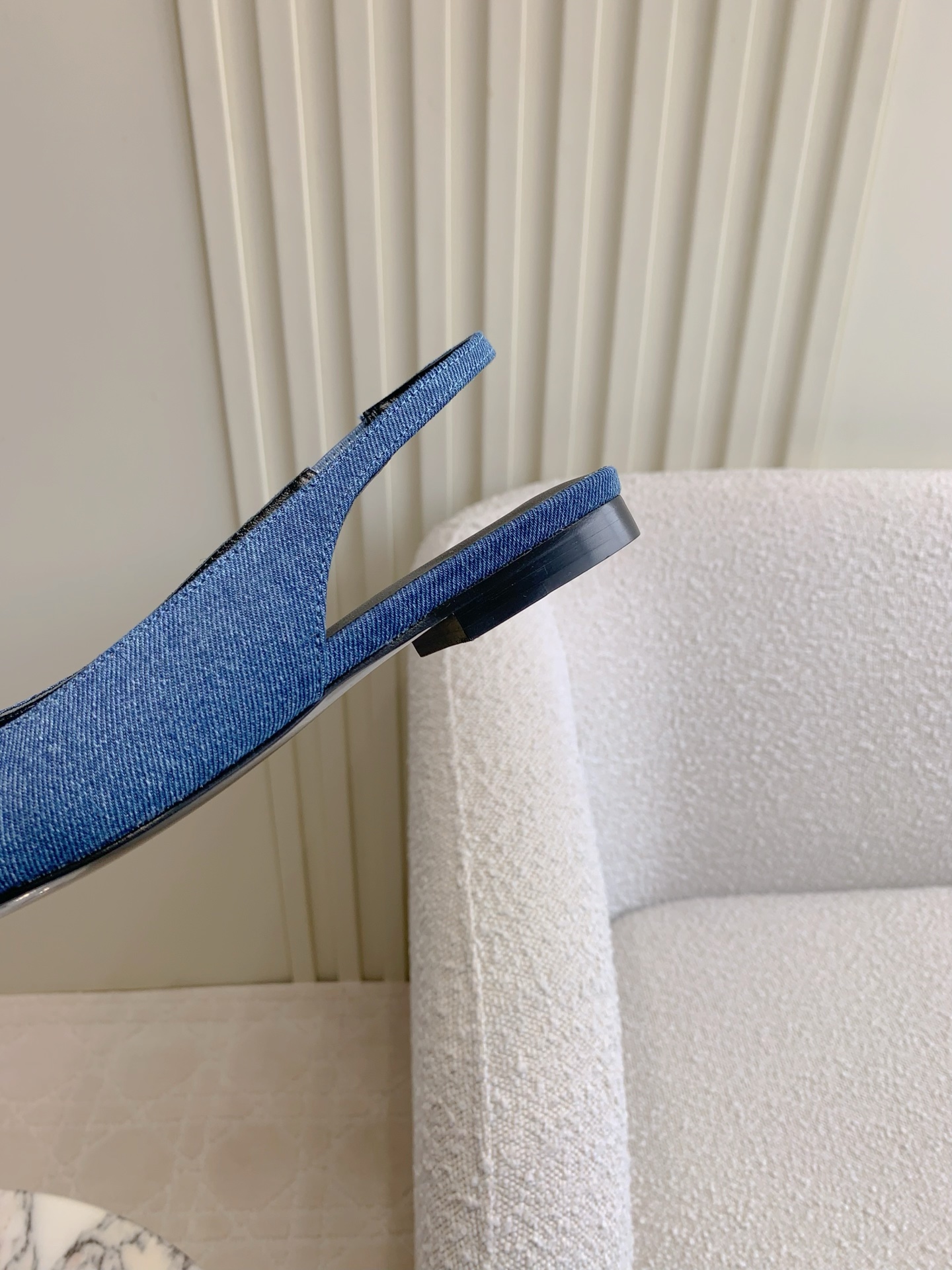 Stylish Cowboy-Inspired Flat Shoes by Celin with Gold Buttons and Lambskin Lining - 图片 7