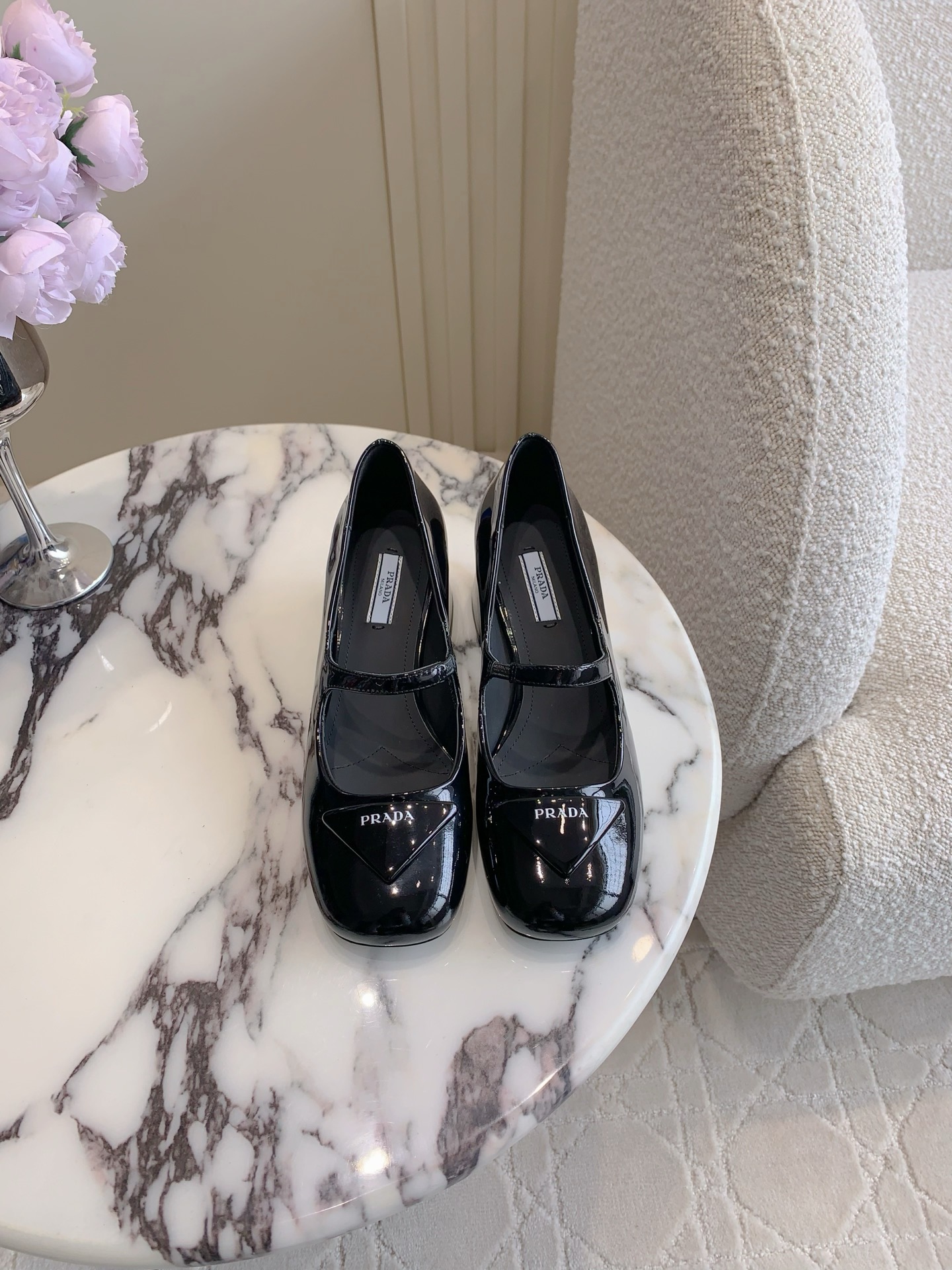 NO:252131,Prad* new style of triangle heels, well-behaved and age-reducing. Classic triangle decoration shows high-end feel and comfortable feet. Classic versatile style. Upper, patent leather, inner foot pad sheepskin, Italian leather outsole, heel height 5cm, size 35-39 (34 40 41 custom made), sandals, prada, sandals, sheepskin, Leather soles19860909Prad*新款三角标粗跟鞋 乖巧减龄 经典三角标装饰尽显高级感 脚感舒适 经典百搭款 鞋面牛漆皮 内里垫脚羊皮 意大利真皮大底 跟高5cm 尺码35-39（34 40 41定做）,凉鞋,prada,sandals,sheepskin,Leather soles,Women's Shoes