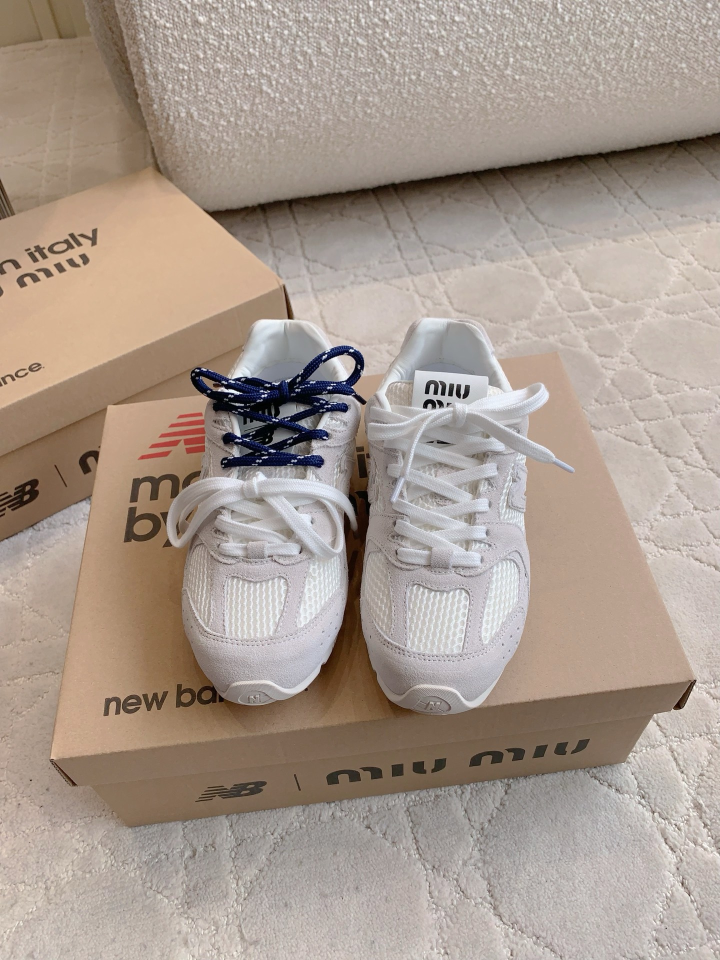 NO:262467,Suede leather miu x newbalance cooperative sneakers Shenlaizhi shoes The feet look so good on them. Close your eyes and can handle all kinds of outfits. The color matching is very beautiful. Size 35-39 (customized for 40), casual shoes/sports shoes, miumiu, sneakers19860909绒面 皮面 miu x newbalance 合作款运动鞋 神来之鞋 上脚太好看啦 闭眼入 各种穿搭都能驾驭 配色好美 尺码35-39（40定做）,休闲鞋/运动鞋,miumiu,sneakers,Women's Shoes