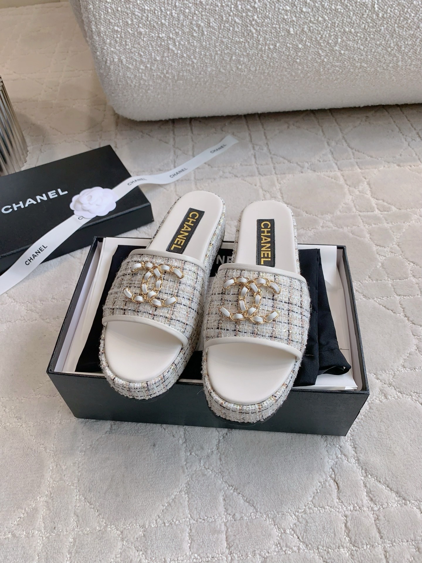 NO:252086,CHANE's latest wool thick-soled slippers, classic and versatile style, very comfortable feet, can be used for any outfit, original wool upper, inner foot pad sheepskin, original mold-open anti-slip sole, heel height 4cm, size 35-39 (34 40 41 custom made), slippers, chanel, slippers, sheepskin19860909CHANE*新款毛呢厚底拖鞋 经典百搭款 脚感非常舒适 任何穿搭都可以驾驭 鞋面原版毛呢 内里垫脚羊皮 原版开模防滑底 跟高4cm 尺码35-39（34 40 41定做）,拖鞋,chanel,slippers,sheepskin,Women's Shoes