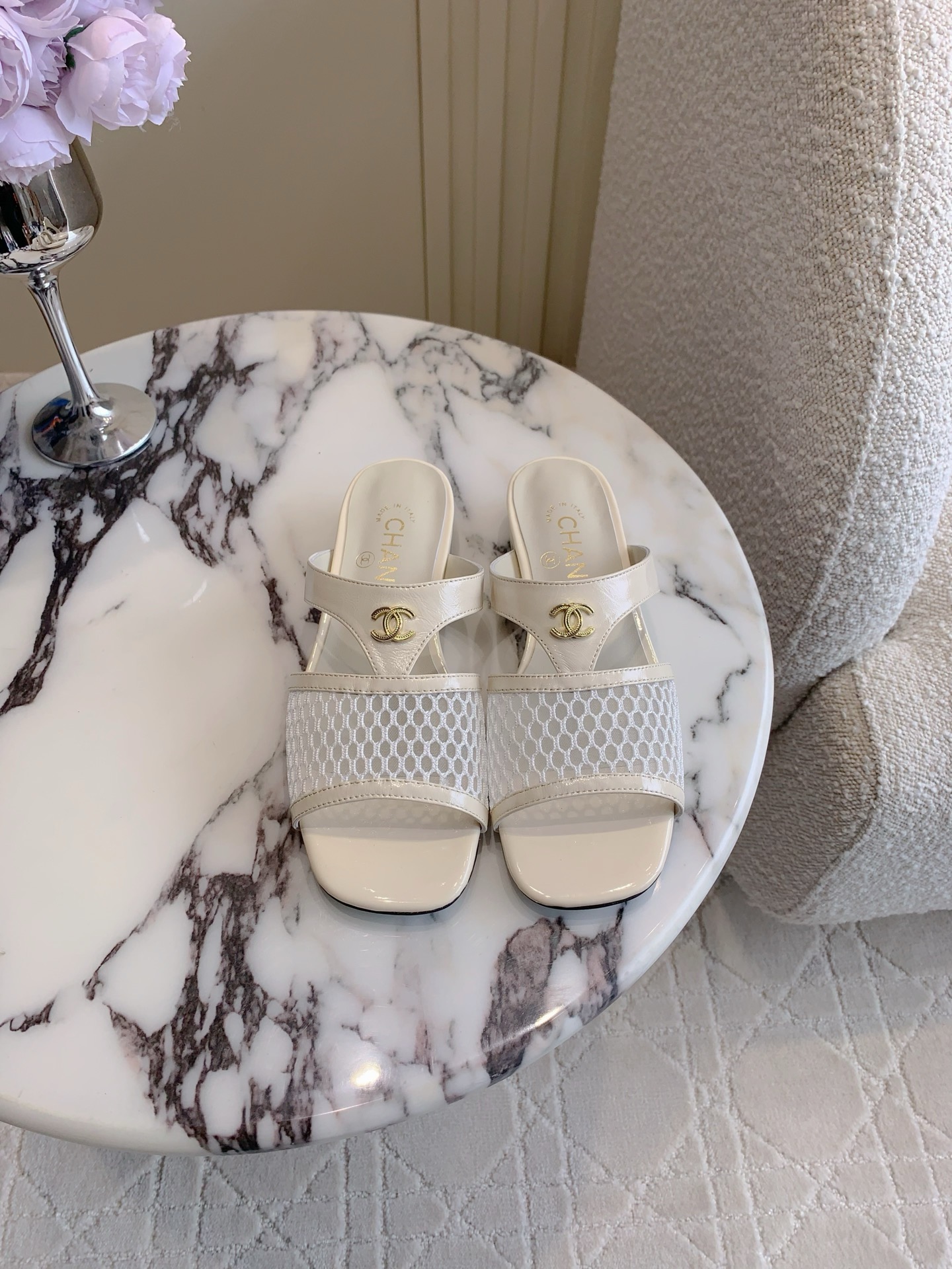 NO:252084,Chane's newest mesh slippers summer essential items Double C logo embellishment simple and refreshing versatile items Upper cowhide footbed sheepskin Italian genuine leather outsole Size 35-39 (40 41 custom made), slippers, chanel, slippers, cowhide, sheepskin, Leather soles19860909Chane*新款网面拖鞋 夏日必备单品 双Ｃ logo点缀简约清爽 百搭单品 鞋面牛皮 垫脚羊皮 意大利真皮大底 尺码35-39（40 41定做）,拖鞋,chanel,slippers,cowhide,sheepskin,Leather soles,Women's Shoes