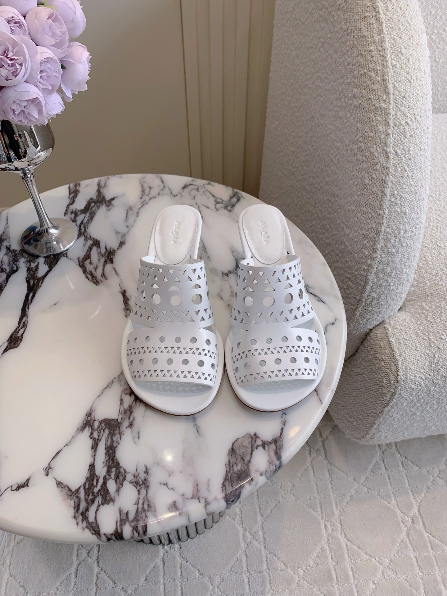 NO:260804,ALAIA new hollow high-heeled sandals, comfortable feet, super soft, easy to wear, versatile items, cowhide, inner foot pad sheepskin Italian leather outsole, heel height 5.5cm, size 35-39 (customized for 40), high heels, alaia, high heels, slippers, cowhide, sheepskin, Leather soles19860909ALAIA新款镂空高跟凉拖鞋 脚感舒适 鞋身超级柔软 好穿到没朋友 百搭单品 鞋面牛皮 内里垫脚羊皮 意大利真皮大底 跟高5.5cm 尺码35-39（40定做）,高跟鞋,alaia,high heels,slippers,cowhide,sheepskin,Leather soles,Women's Shoes