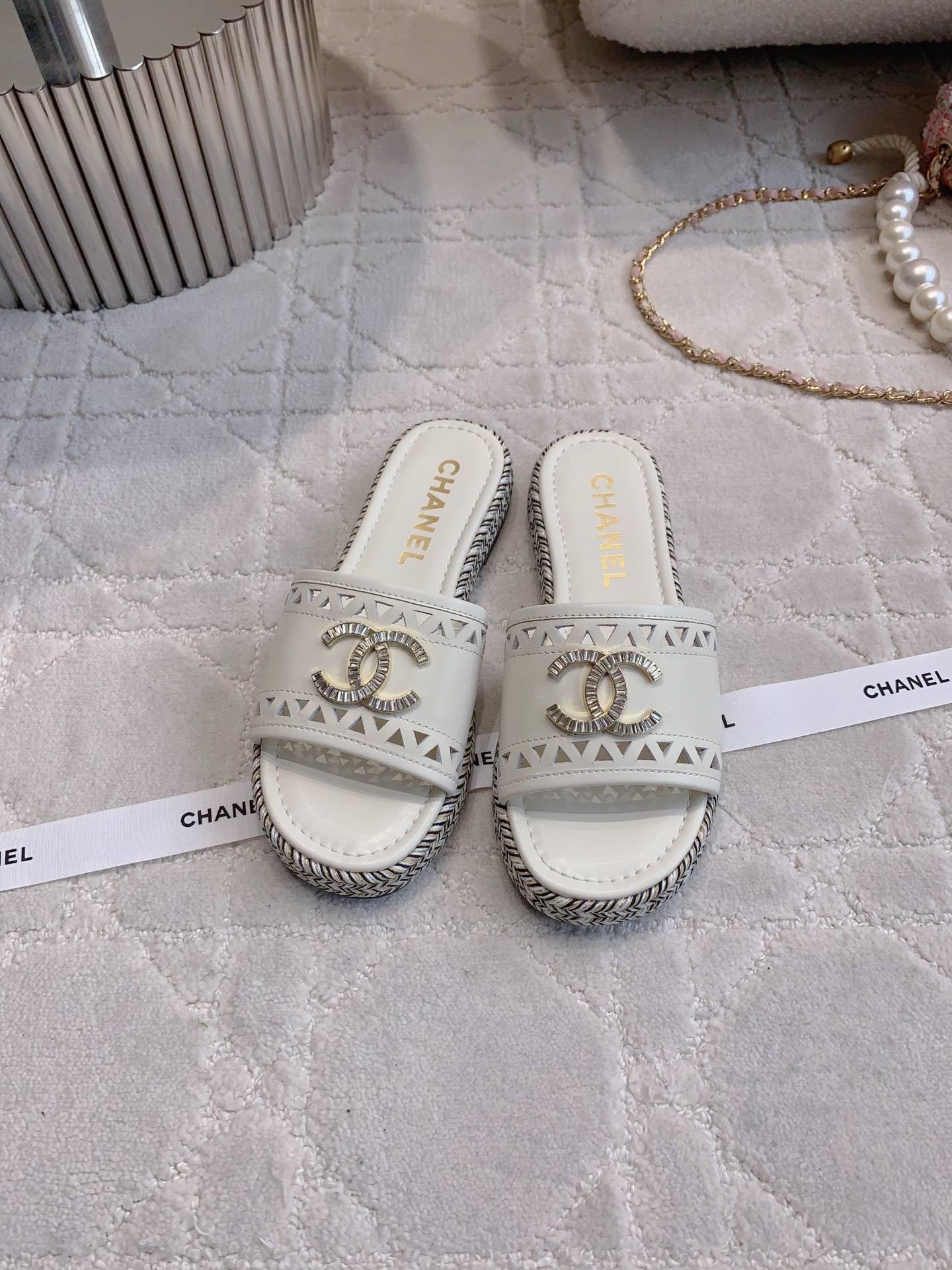 NO:252038,CHANE's newest thick-soled slippers, diamond buckle logo exquisite and shining, simple and atmospheric design, environmentally friendly hemp rope braided sole full of high-end feeling, upper sheepskin, inner foot pad sheepskin, original open molded sole, size 35-39 (customized for 40 41), slippers, chanel, slippers, sheepskin19860909CHANE*新款厚底拖鞋 钻扣logo精致闪耀 设计简约大气 环保麻绳编织底高级感满满 鞋面羊皮 内里垫脚羊皮 原版开模大底 尺码35-39（40 41定做）,拖鞋,chanel,slippers,sheepskin,Women's Shoes