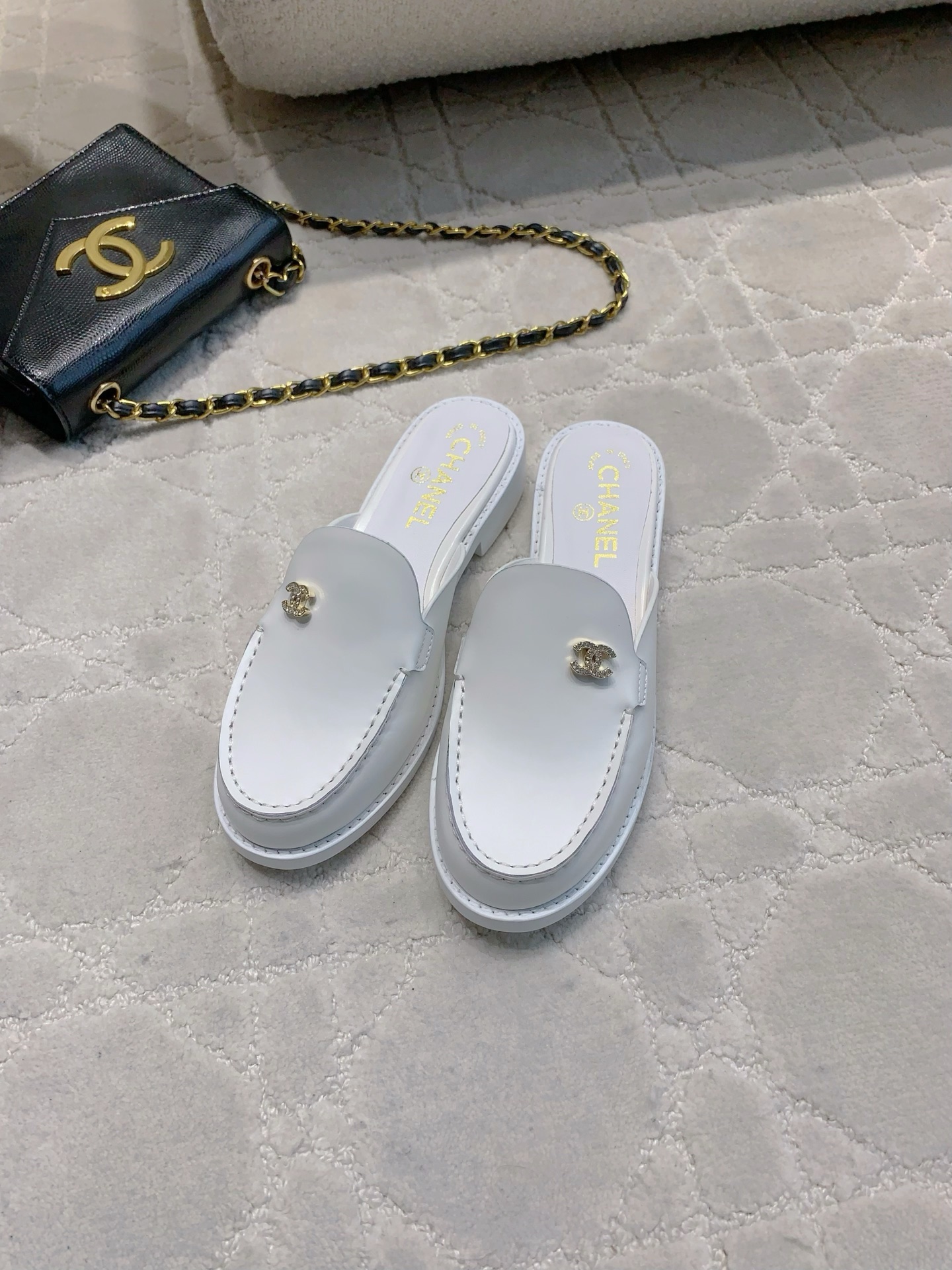 NO:252060,CHANE's newest Loafer semi-slippers. The classic logo is simple and elegant. The heel-opening logo is exquisite and advanced. The college style is versatile and age-reducing. All kinds of outfits can be controlled. The upper cowhide, inner footbed sheepskin Italian leather outsole. Size 35-39 (customized for 40 41), semi-drag, chanel, loafers, slippers, cowhide, sheepskin, Leather soles19860909CHANE*新款乐福半拖鞋 经典logo装饰简约大气 后跟开模logo精致的高级感 学院风百搭又减龄 各种穿搭都能驾驭 鞋面牛皮 内里垫脚羊皮 意大利真皮大底 尺码35-39（40 41定做）,半拖,chanel,loafers,slippers,cowhide,sheepskin,Leather soles,Women's Shoes