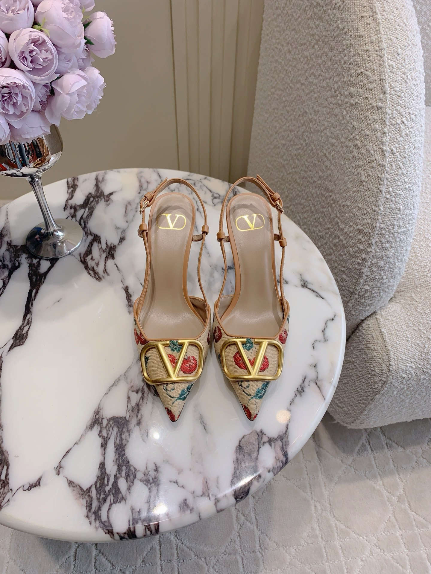 NO:252054,Low heel slippers High heel slippers Pointed toe sandals VALENTIN's newest floral embroidered sandals Shoe shape is so beautiful that it is beautiful. Small pointed toe design with V buckles elegant and exquisite. Cherry pattern embellishments add a hint of cuteness. Sweet and age-reducing upper cloth jacquard. Inner footbed sheepskin Italian leather outsole. Slippers heel height 2.5cm/6.5cm sandals heel height 3.5cm/7.5cm Size 35-39 (40 41 42 custom made), slippers sandals, valentino, sandals, slippers, sheepskin, Leather soles19860909矮跟拖鞋 高跟拖鞋 尖头凉鞋 VALENTIN*新款碎花刺绣凉鞋 鞋型美到心巴上了 小尖头设计搭配Ｖ扣 优雅精致 樱桃图案点缀增加一丝可爱气息 甜美减龄 鞋面布面提花 内里垫脚羊皮 意大利真皮大底 拖鞋跟高2.5cm/6.5cm 凉鞋跟高3.5cm/7.5cm 尺码35-39（40 41 42定做）,拖鞋凉鞋,valentino,sandals,slippers,sheepskin,Leather soles,Women's Shoes