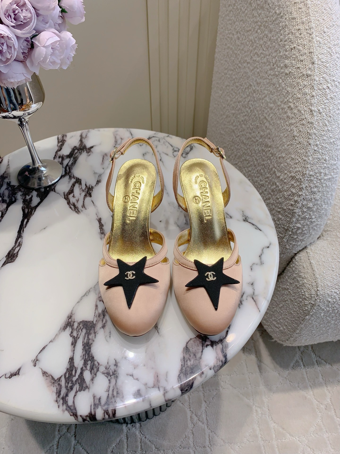 NO:252056,CHANE's newest five-pointed star rear high heels. Xiangjia high-end feel is always convincing. It looks simple but it is inexplicably high-end on the feet. Absolutely girly. Comfortable and easy to wear. Silk upper. Original molded diamond buckle. Inner footbed sheepskin. Italian leather outsole. Heel height 6cm. Size 35-39 (customized for 40 41). Sandals, chanel, chanel, sandals, high heels, sheepskin, real silk, Leather soles.19860909CHANE*新款五角星后空高跟鞋 香家高级感这块总让人大写的服气 看起来简单的款式 但上脚就莫名很高级 绝对的少女感 舒适好穿 鞋面真丝 原版开模钻扣 内里垫脚羊皮 意大利真皮大底 跟高6cm 尺码35-39（40 41定做）,凉鞋,chanel,chanel,sandals,high heels,sheepskin,real silk,Leather soles,Women's Shoes