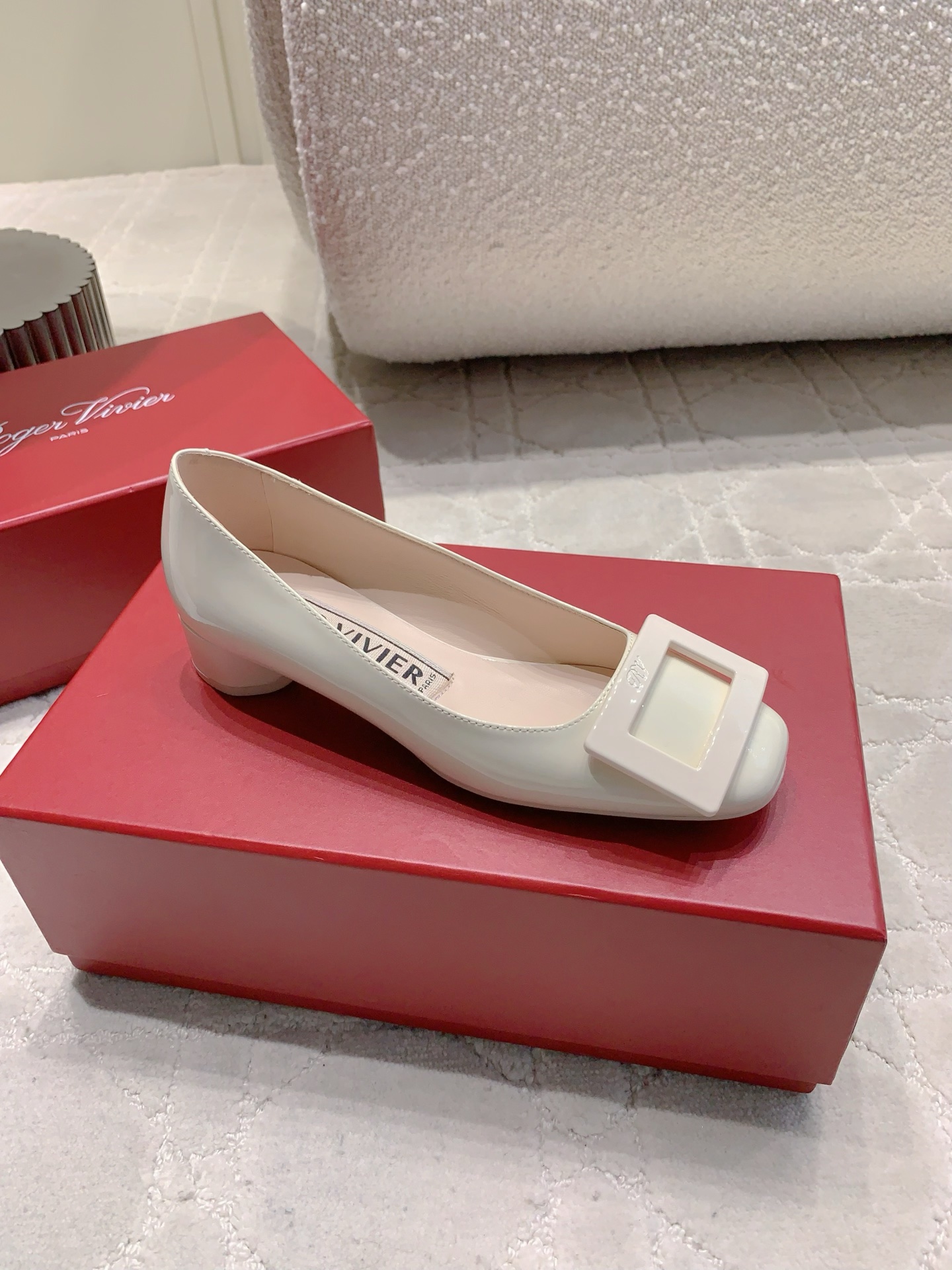 NO:252036,Roger Vivie's newest U Look Square buckle small heel patent leather single shoes, elegant and exquisite, comfortable foot feeling, shoe shape is very modified, smooth lines show high-end feeling, exquisite and age-reducing upper original calfskin inner foot pad top mixed-bred sheepskin Original open molded sole Heel height 3cm Size 35-39 (customized for 40), single shoes, roger vivier, cowhide, sheepskin19860909Roger Vivie*新款 U Look 方扣小跟漆皮单鞋 优雅精致 脚感舒适 鞋型非常修饰脚型 流畅线条尽显高级感 上脚精致又减龄 鞋面原版小牛皮 内里垫脚顶级混种羊皮 原版开模大底 跟高3cm 尺码35-39（40定做）,单鞋,roger vivier,cowhide,sheepskin,Women's Shoes