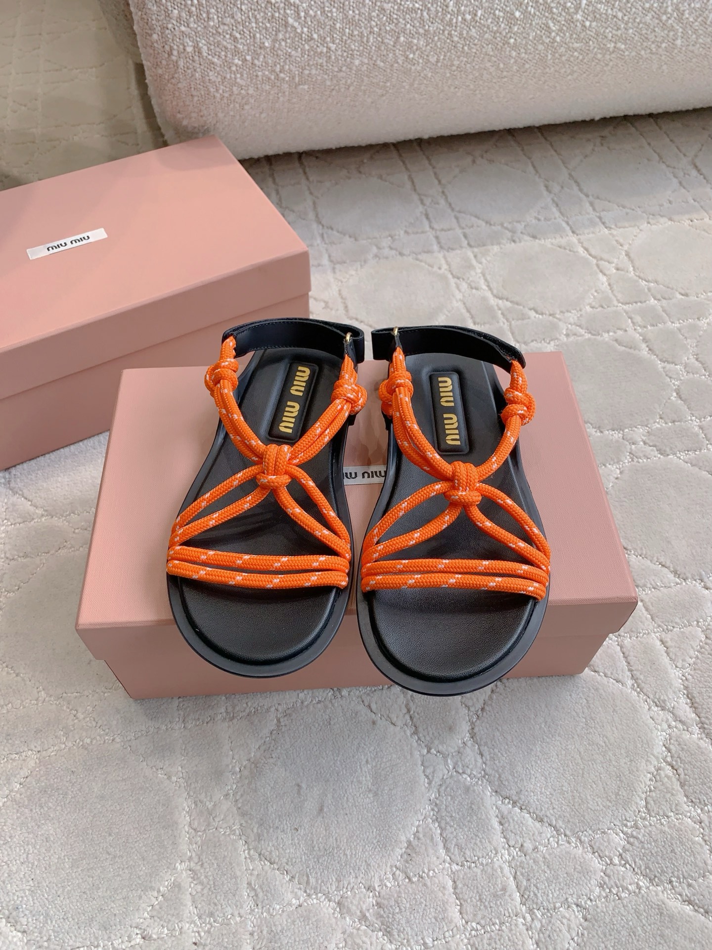 NO:262464,Miu's new strap knotted flat sandals are the peak of fashion in summer. Weld the French style lazy to the feet. Comfortable and easy to wear. Multi-color options. Size 35-39 (customized for 40), sandals, miumiu, sandals19860909miu新款绑带绳结平底凉鞋 简直夏天时髦颜值巅峰 把法式慵懒焊在脚上 舒适又好穿 多色可选 尺码35-39（40定做）,凉鞋,miumiu,sandals,Women's Shoes