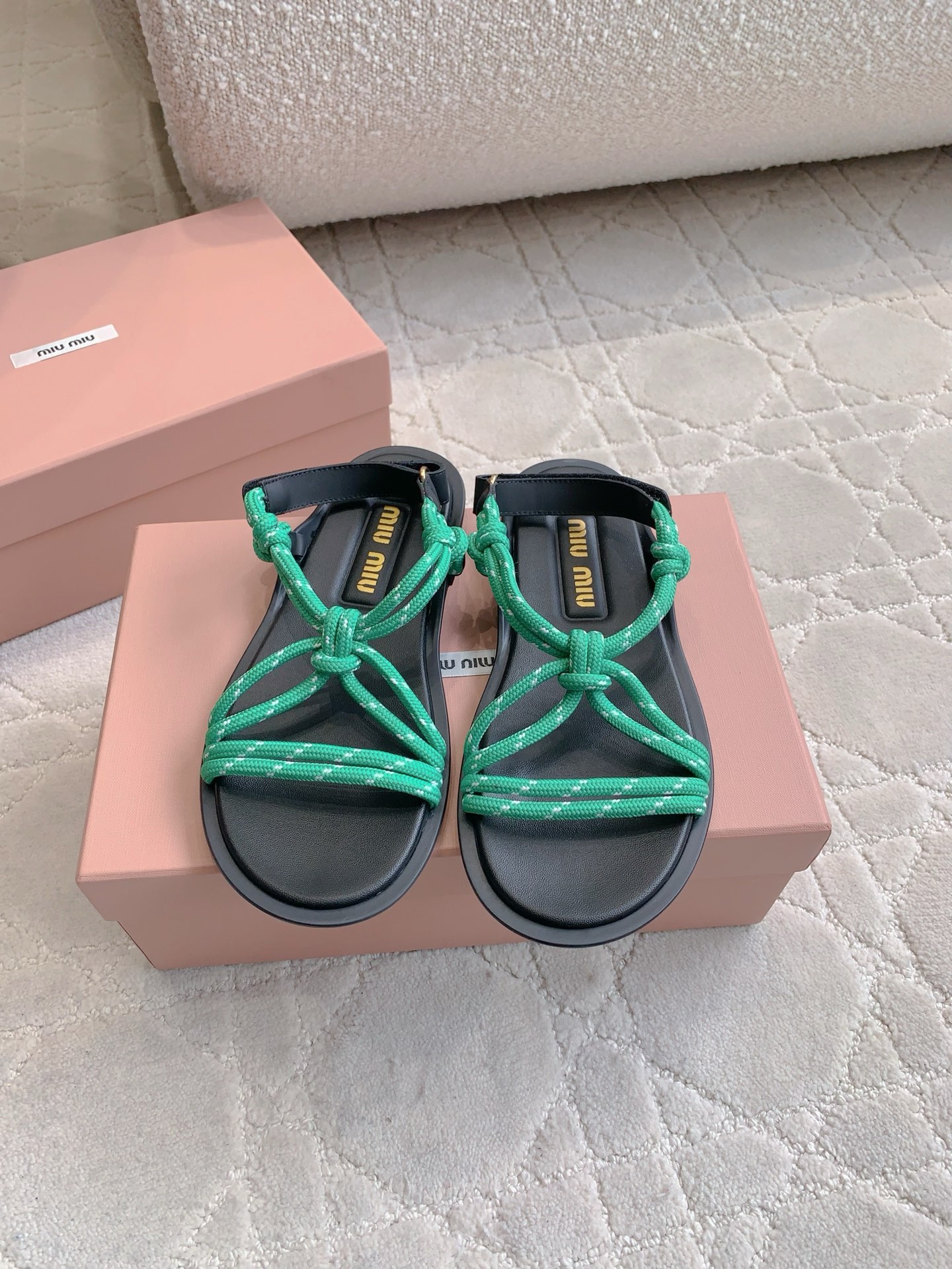 NO:262456,Miu's new strap knotted flat sandals are the peak of fashion in summer. Weld the French style lazy to the feet. Comfortable and easy to wear. Multi-color options. Size 35-39 (customized for 40), sandals, miumiu, sandals19860909miu新款绑带绳结平底凉鞋 简直夏天时髦颜值巅峰 把法式慵懒焊在脚上 舒适又好穿 多色可选 尺码35-39（40定做）,凉鞋,miumiu,sandals,Women's Shoes