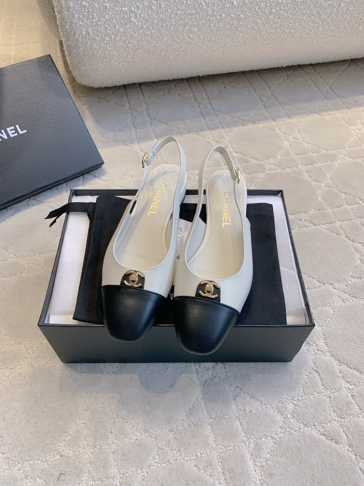 NO:251855,CHANE* classic sling back empty shoes, classic simple and versatile, easy to wear, timeless, comfortable, calfskin upper, ZP mold opening hardware buckle, inner foot pad sheepskin Italian leather outsole Size 35-39 (customized for 40 41), sandals, chanel, sandals, cowhide, sheepskin, Leather soles19860909CHANE*经典款sling back后空鞋 经典简约百搭 好穿不过时 舒适度满分 鞋面小牛皮 ZP开模五金扣 内里垫脚羊皮 意大利真皮大底 尺码35-39（40 41定做）,凉鞋,chanel,sandals,cowhide,sheepskin,Leather soles,Women's Shoes