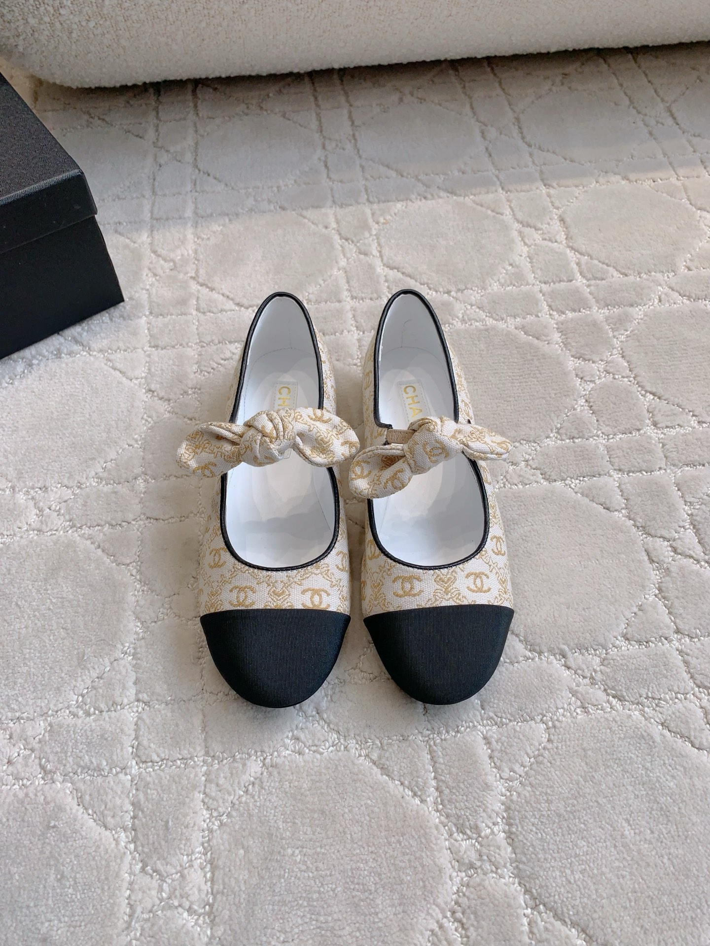 NO:409313,CHANE's newest bow Mary Jade shoes. The high-end style of Xiangjia always makes people feel capitalized. It looks simple but it is inexplicably high-end. It is absolutely girlish. Comfortable and easy to wear. Upper denim. Inner footbed sheepskin. Italian leather outsole. Size 35-39 (40 41 42 customized), single shoes, chanel, chanel, mary jane, sheepskin, Leather soles19860909CHANE*新款蝴蝶结玛丽珍鞋 香家高级感这块总让人大写的服气 看起来简单的款式 但上脚就莫名很高级 绝对的少女感 舒适好穿 鞋面牛仔布 内里垫脚羊皮 意大利真皮大底 尺码35-39（40 41 42定做）,单鞋,chanel,chanel,mary jane,sheepskin,Leather soles,Women's Shoes