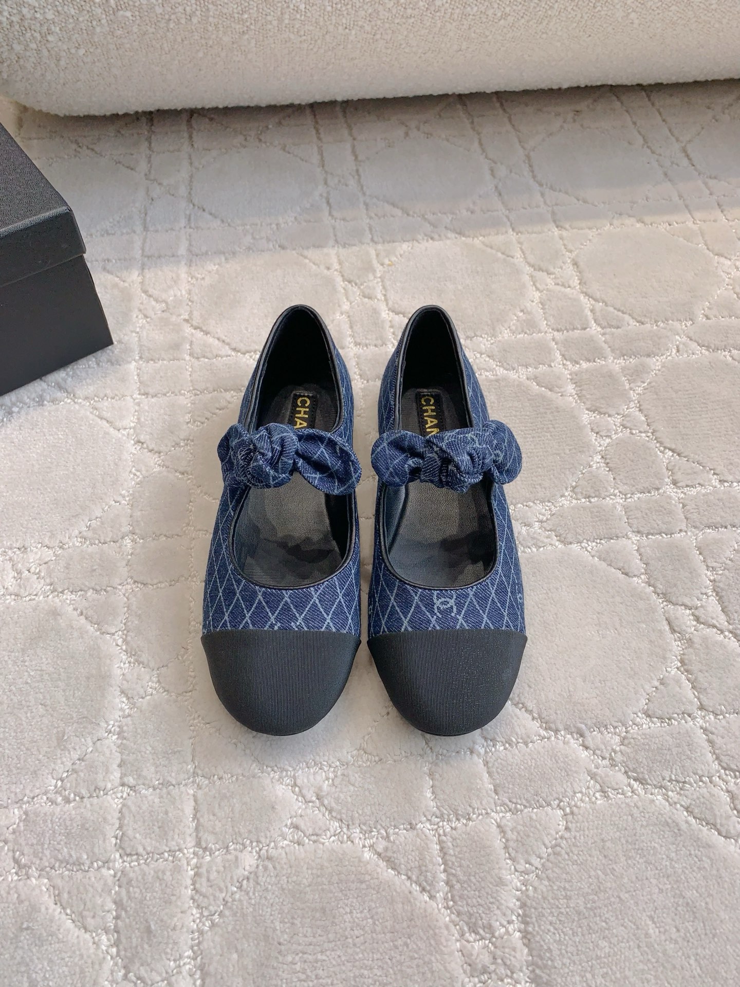 NO:409312,CHANE's newest bow Mary Jade shoes. The high-end style of Xiangjia always makes people feel capitalized. It looks simple but it is inexplicably high-end. It is absolutely girlish. Comfortable and easy to wear. Upper denim. Inner footbed sheepskin. Italian leather outsole. Size 35-39 (40 41 42 customized), single shoes, chanel, chanel, mary jane, sheepskin, Leather soles19860909CHANE*新款蝴蝶结玛丽珍鞋 香家高级感这块总让人大写的服气 看起来简单的款式 但上脚就莫名很高级 绝对的少女感 舒适好穿 鞋面牛仔布 内里垫脚羊皮 意大利真皮大底 尺码35-39（40 41 42定做）,单鞋,chanel,chanel,mary jane,sheepskin,Leather soles,Women's Shoes