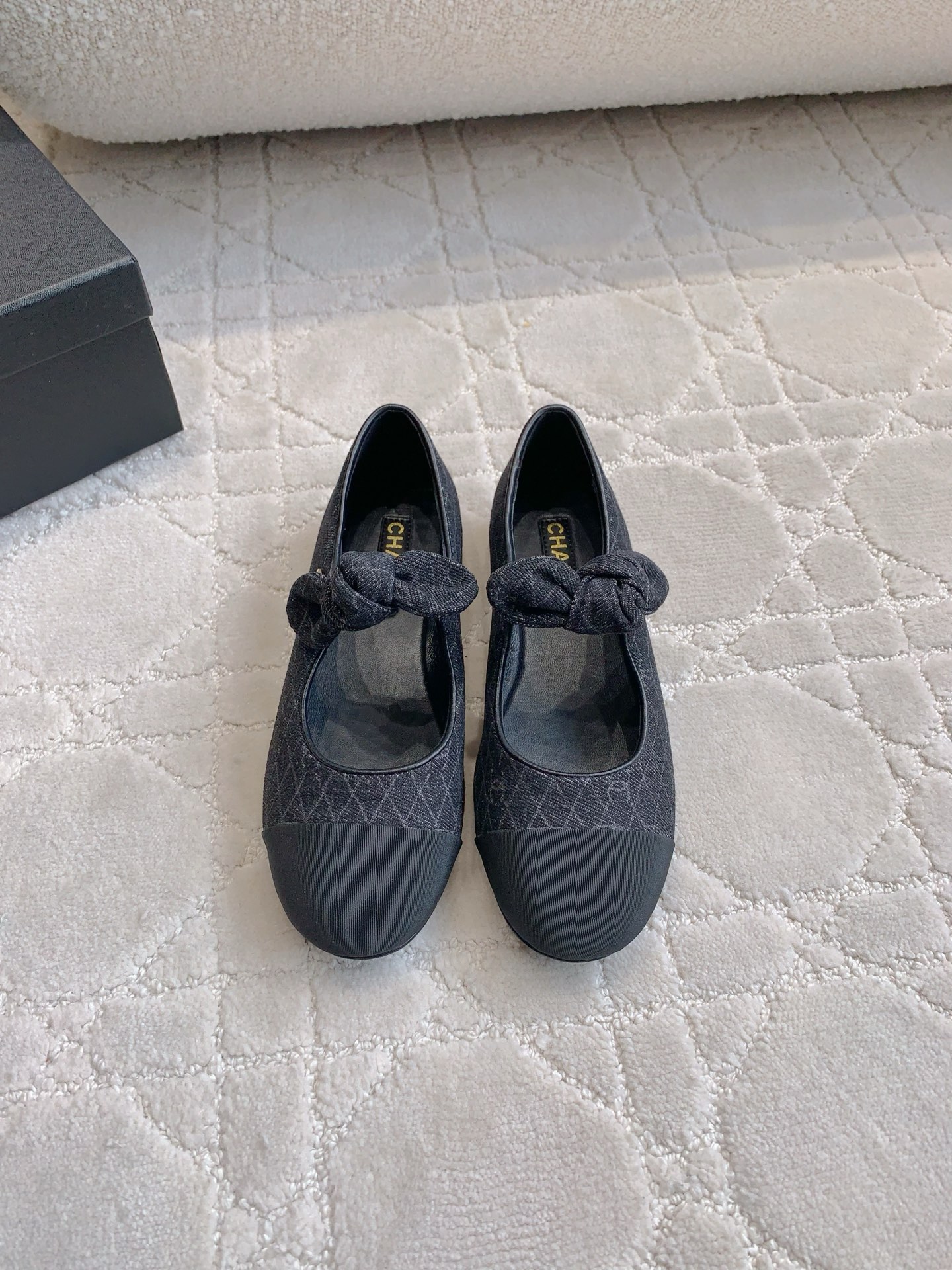 NO:409311,CHANE's newest bow Mary Jade shoes. The high-end style of Xiangjia always makes people feel capitalized. It looks simple but it is inexplicably high-end. It is absolutely girlish. Comfortable and easy to wear. Upper denim. Inner footbed sheepskin. Italian leather outsole. Size 35-39 (40 41 42 customized), single shoes, chanel, chanel, mary jane, sheepskin, Leather soles19860909CHANE*新款蝴蝶结玛丽珍鞋 香家高级感这块总让人大写的服气 看起来简单的款式 但上脚就莫名很高级 绝对的少女感 舒适好穿 鞋面牛仔布 内里垫脚羊皮 意大利真皮大底 尺码35-39（40 41 42定做）,单鞋,chanel,chanel,mary jane,sheepskin,Leather soles,Women's Shoes