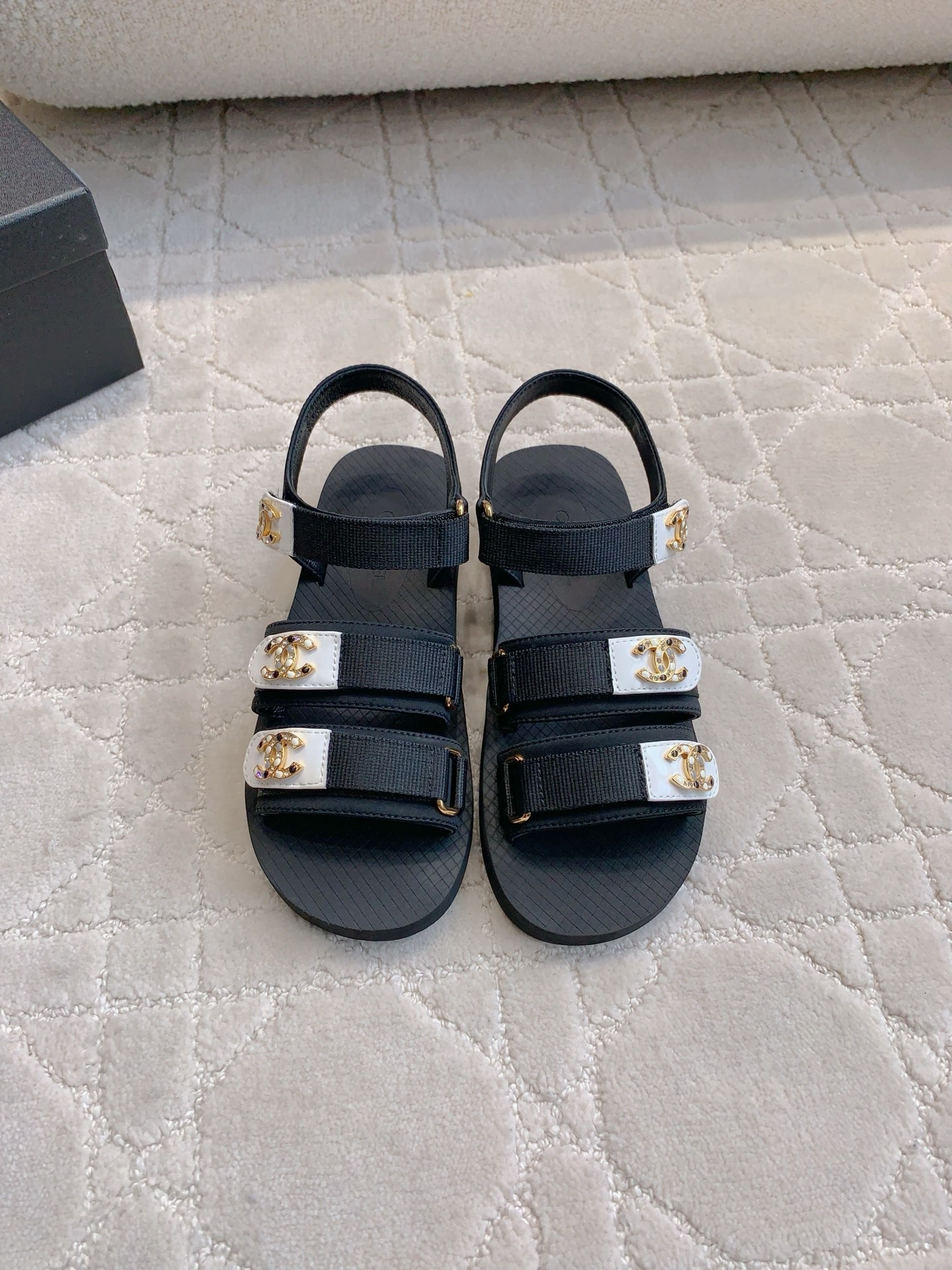 NO:409314,CHANE's newest Velcro beach sandals, classic and versatile style, very light and comfortable feet, super easy to wear, cowhide upper, original mold opening hardware buckle, original mold opening outsole, size 35-39 (customized for 40 41), sandals, chanel, sandals, cowhide19860909CHANE*新款魔术贴沙滩凉鞋 经典百搭款 脚感非常轻便舒适 超好穿 鞋面牛皮 原版开模五金扣 原版开模大底 尺码35-39（40 41定做）,凉鞋,chanel,sandals,cowhide,Women's Shoes