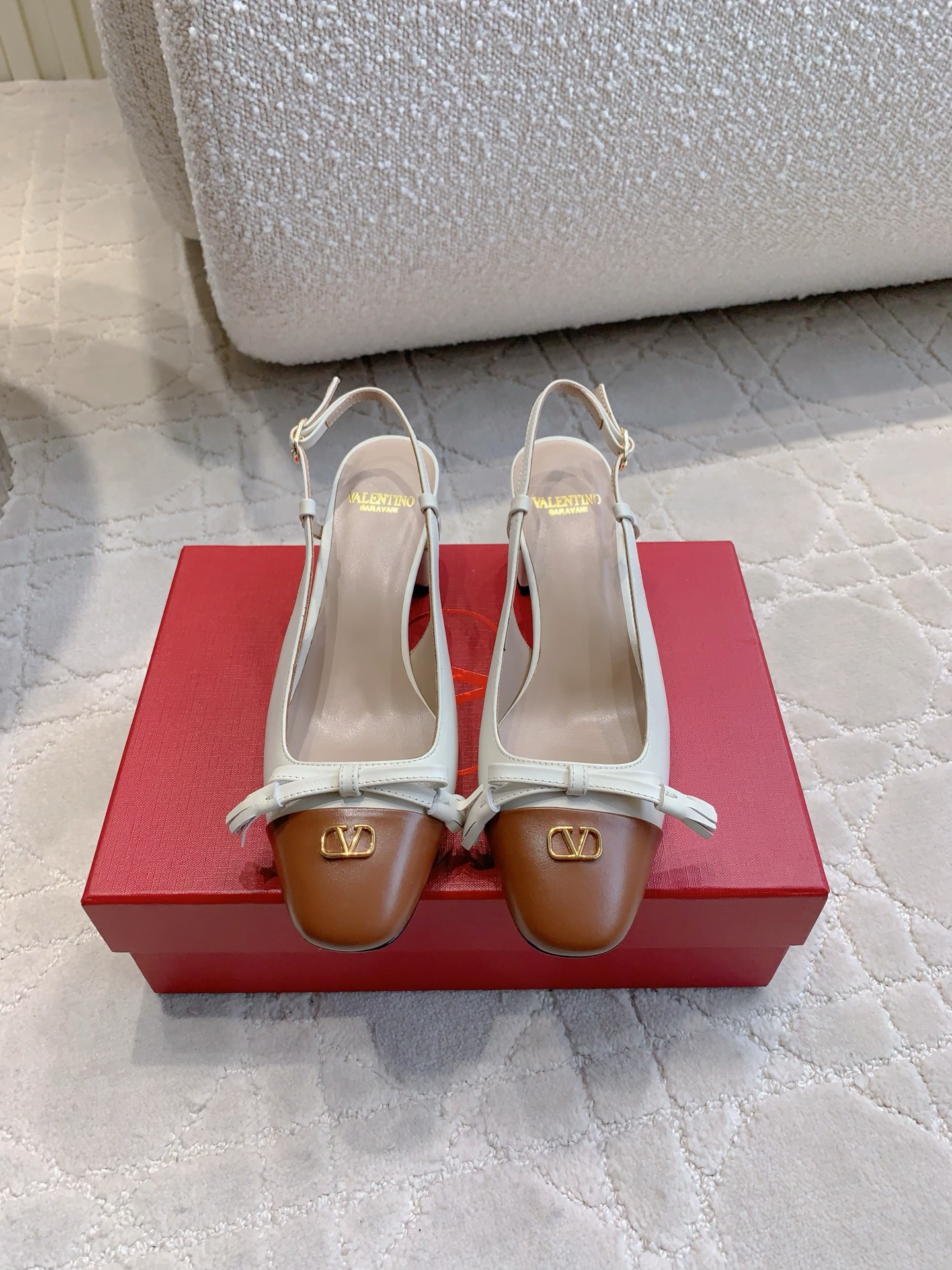 NO:392365,VALENTIN* newest butterfly tassels back shoe. The bow elements are sweet and age-reducing. They are simply sweet and cool. They are perfect for salt and sweet. My dream shoes. The upper is original calfskin. Inner footbed sheepskin. Italian leather outsole. Heel height 6cm. Size 35-39 (40 41 42 custom made), high heels, valentino, sandals, high heels, cowhide, sheepskin, Leather soles.19860909VALENTIN*新款蝴蝶流苏后空鞋 蝴蝶结元素甜美又减龄 让人眼前一看 简直就是甜美酷酷的完美适配 可盐可甜 我的梦中情鞋 鞋面原版小牛皮 内里垫脚羊皮 意大利真皮大底 跟高6cm 尺码35-39（40 41 42定做）,高跟鞋凉鞋,valentino,sandals,high heels,cowhide,sheepskin,Leather soles,Women's Shoes