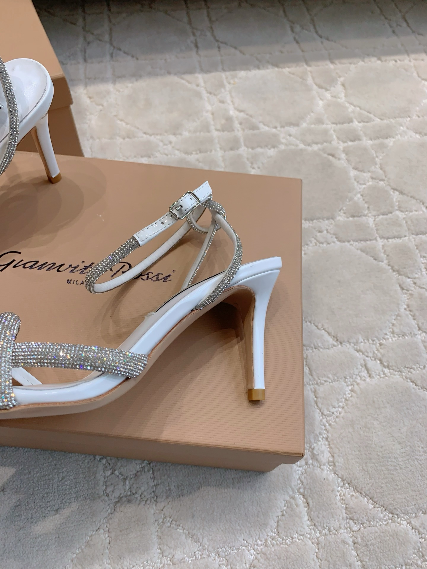 “Custom-made Flashwater Drill High-heel Sandals by CASADEI: Elegance and Glamour” - 图片 7