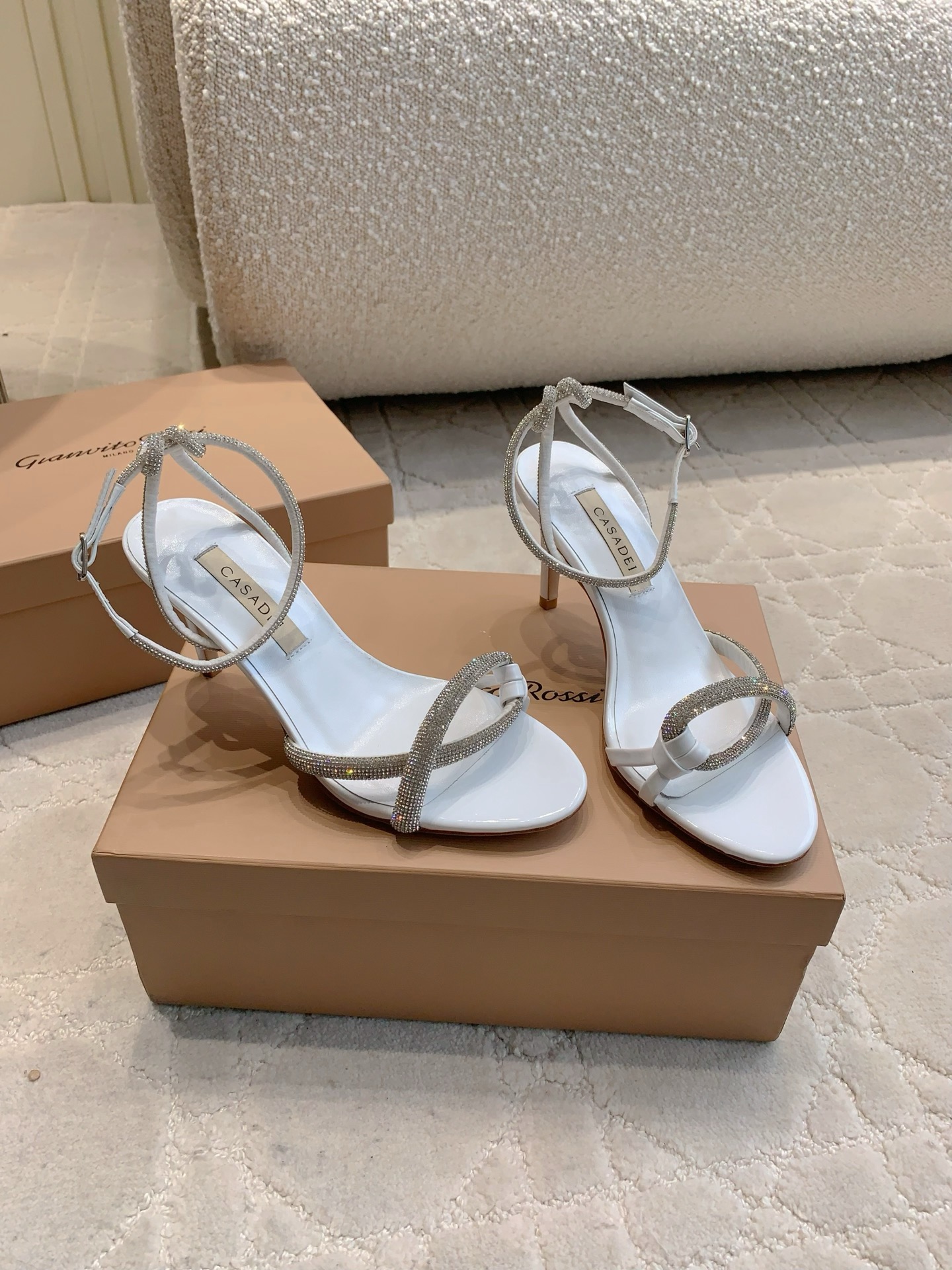 “Custom-made Flashwater Drill High-heel Sandals by CASADEI: Elegance and Glamour” - 图片 2