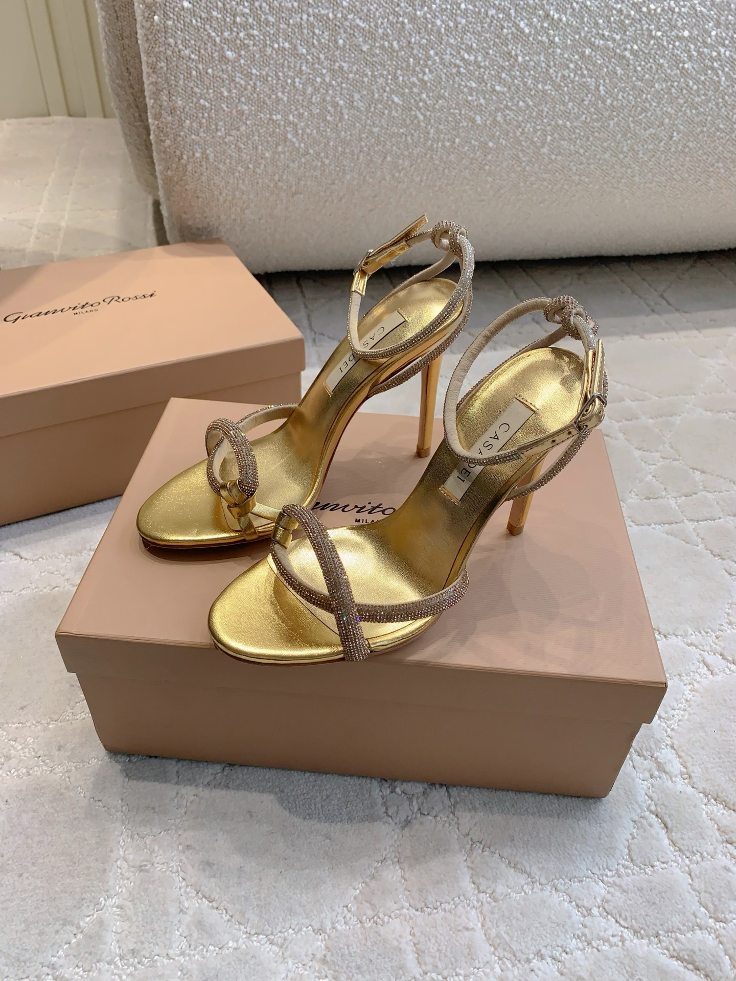 “Custom-made Flashwater Drill High-Heel Sandals by CASADEI: Elegance and Glamour”