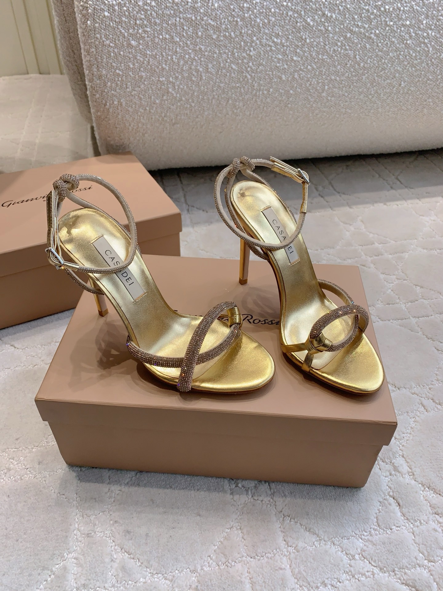 “Custom-made Flashwater Drill High-Heel Sandals by CASADEI: Elegance and Glamour” - 图片 2