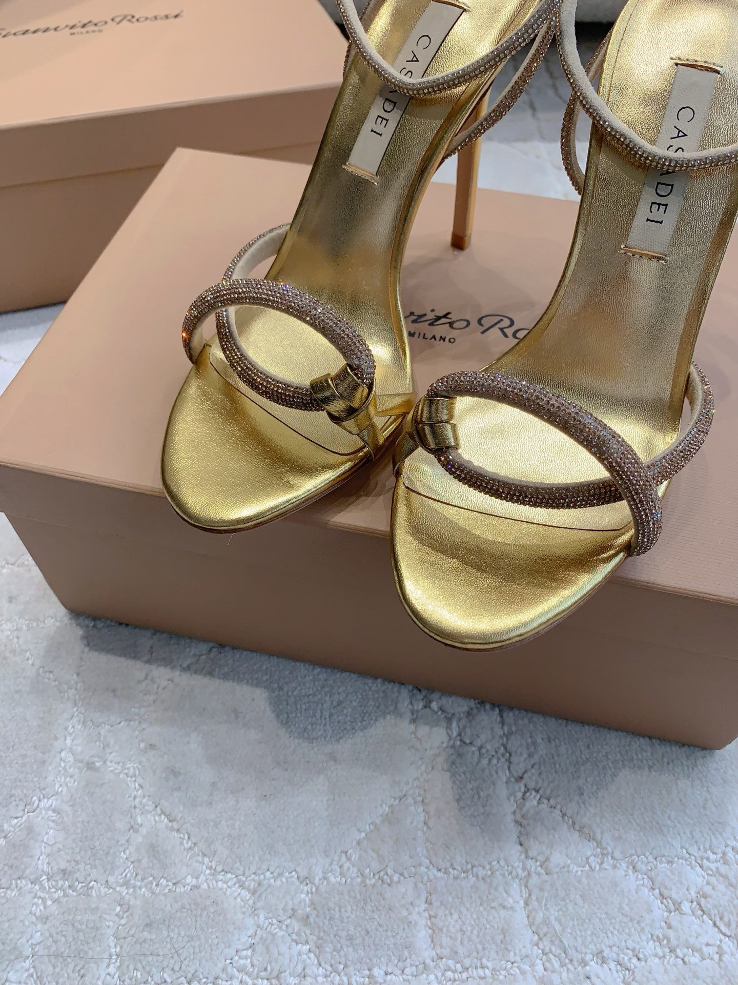 “Custom-made Flashwater Drill High-Heel Sandals by CASADEI: Elegance and Glamour” - 图片 4