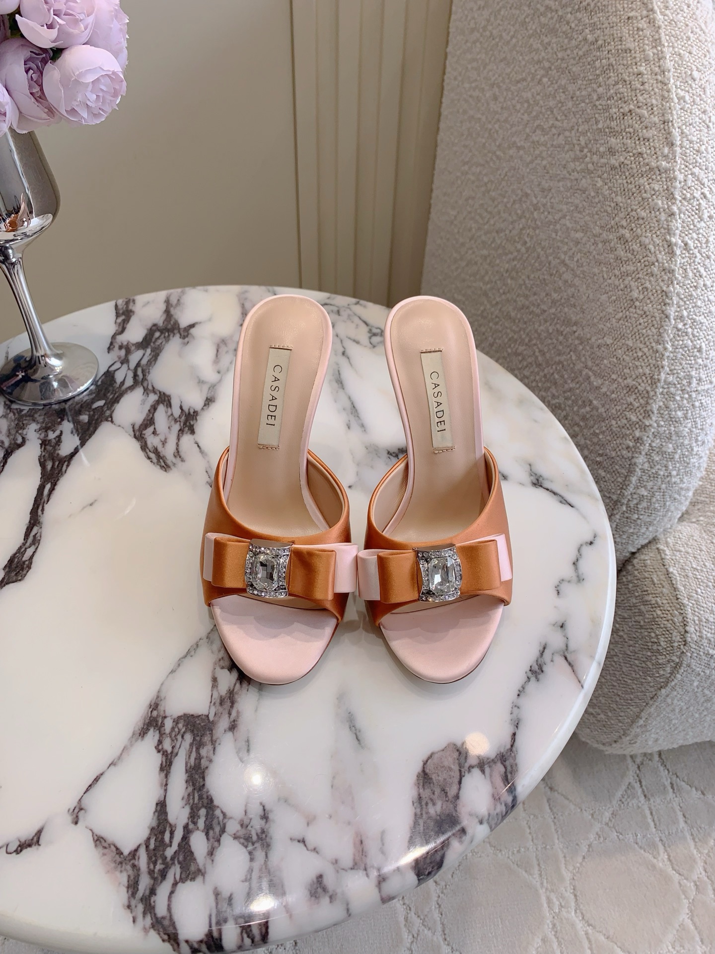 NO:262461,CASADEI new rhinestone bow high heel sandals original custom shining crystal diamond exquisite and elegant, charming and charming on the feet, full of fairy spirit, silk upper, inner foot pad sheepskin Italian leather outsole Heel height 7cm/9.5cm Size 35-39 (40 41 custom made), high heels, slippers, sheepskin, real silk, Leather soles19860909CASADEI 新款水钻蝴蝶结高跟凉拖鞋 原版定制闪耀水晶钻 精致优雅 上脚妩媚又迷人 仙气十足 鞋面真丝 内里垫脚羊皮 意大利真皮大底 跟高7cm/9.5cm 尺码35-39（40 41定做）,高跟鞋拖鞋,high heels,slippers,sheepskin,real silk,Leather soles,Women's Shoes