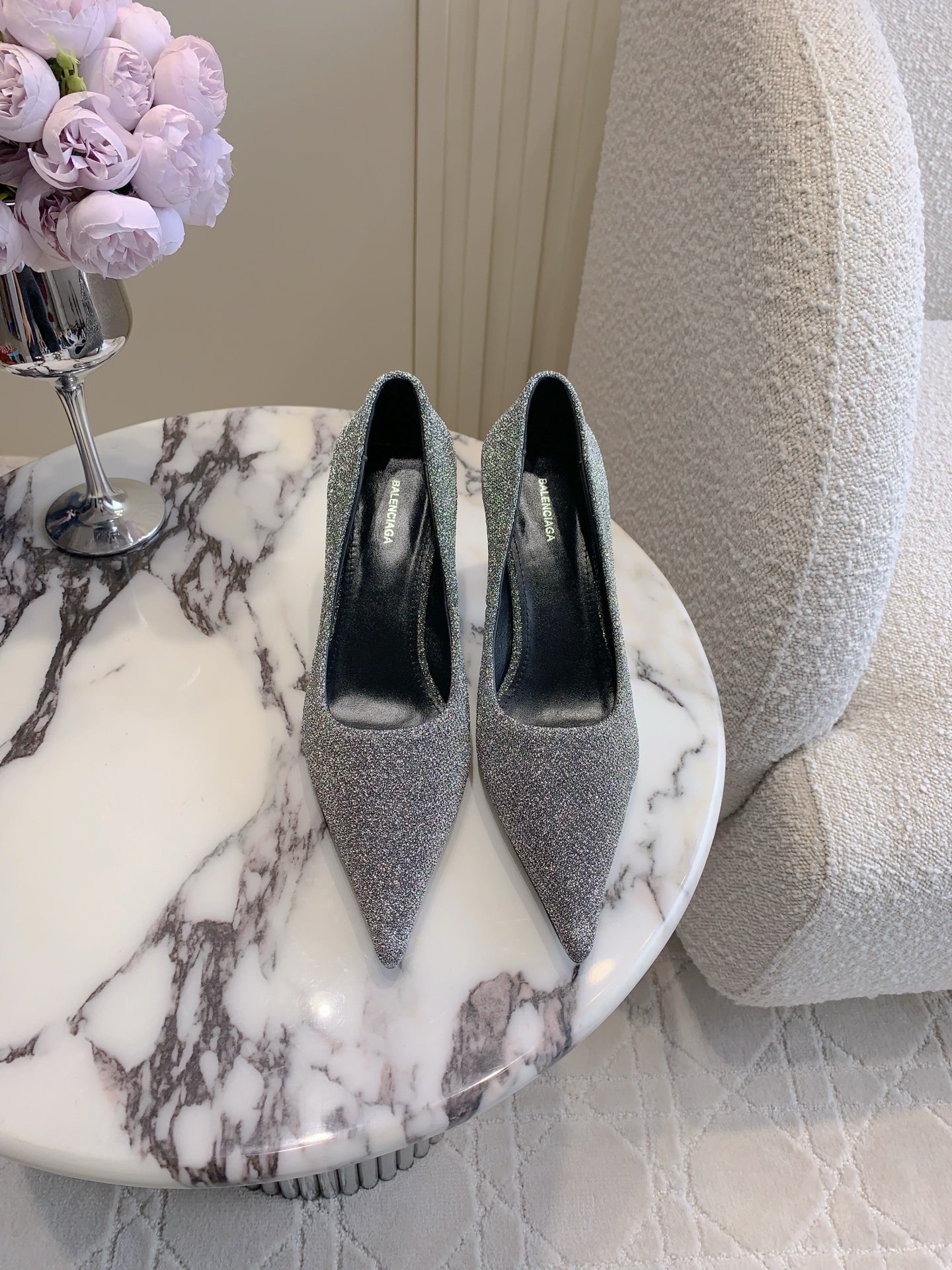 NO:391760,Balenciag* classic pointed toe high heels. Small pointed toe design elongate the leg lines. Atmospheric and durable. All-match items. Upper cowhide/cloth. Inner footbed sheepskin. Italian leather outsole. Heel height 7cm. Size 35-39 (34 40 41 42 43 customized), high heels. Balenciaga, high heels, cowhide, sheepskin, Leather soles.19860909Balenciag*经典款尖头高跟鞋 小尖头设计拉长腿部线条 大气又耐看 百搭单品 鞋面牛皮/布面 内里垫脚羊皮 意大利真皮大底 跟高7cm 尺码35-39（34 40 41 42 43定制）,高跟鞋单鞋,balenciaga,high heels,cowhide,sheepskin,Leather soles,Women's Shoes