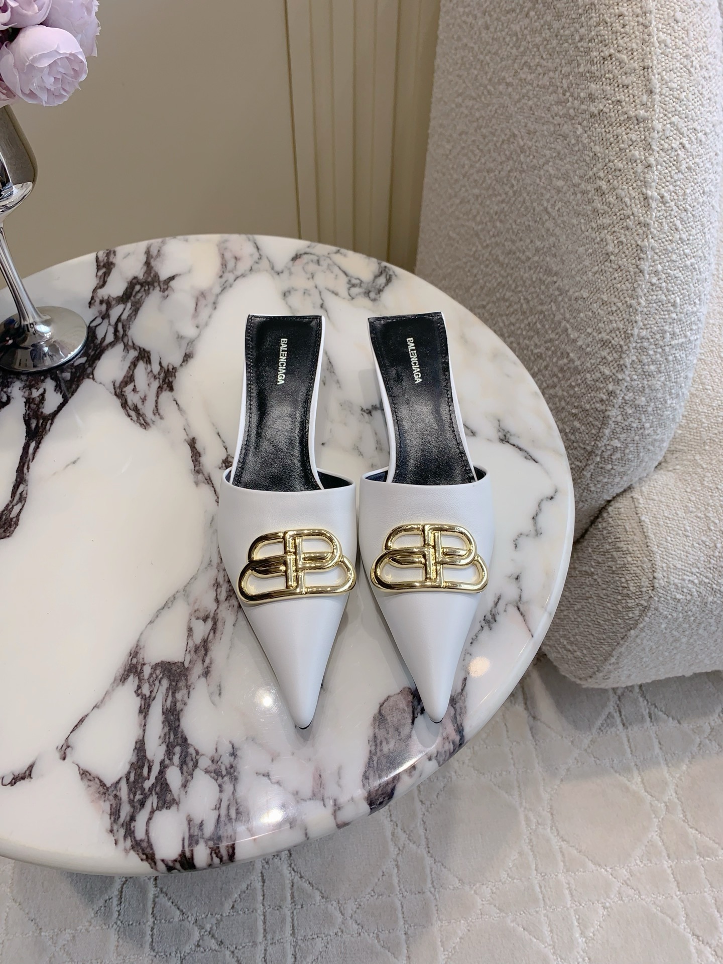 NO:391757,Balenciag* classic high heels Muller half slippers Small pointed toe design elongate leg lines Classic double B-buckle decoration atmospheric and durable upper calfskin inner footbed sheepskin Italian leather outsole heel height 3cm size 35-39 (34 40 41 42 43 customized), semi-sheels, balenciaga, high heels, slippers, cowhide, sheepskin, Leather soles19860909Balenciag*经典款高跟穆勒半拖鞋 小尖头设计拉长腿部线条 经典双B扣装饰大气又耐看 鞋面小牛皮 内里垫脚羊皮 意大利真皮大底 跟高3cm 尺码35-39（34 40 41 42 43定制）,半拖高跟鞋,balenciaga,high heels,slippers,cowhide,sheepskin,Leather soles,Women's Shoes