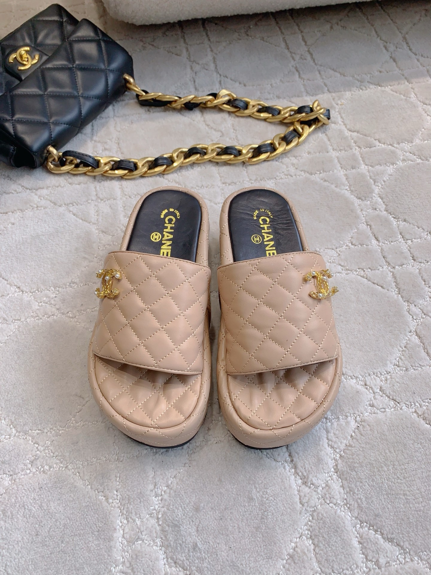 NO:409310,CHANE's newest diamond-shaped thick-soled slippers, classic and versatile style, very comfortable feet, can be used for any outfit, upper sheepskin, original mold opening hardware buckle, inner sheepskin, original mold opening anti-slip sole, heel height 5cm, size 35-39 (40 41 42 custom made), slippers, chanel, slippers, sheepskin19860909CHANE*新款菱格厚底拖鞋 经典百搭款 脚感非常舒适 任何穿搭都可以驾驭 鞋面羊皮 原版开模五金扣 内里羊皮 原版开模防滑底 跟高5cm 尺码35-39（40 41 42定做）,拖鞋,chanel,slippers,sheepskin,Women's Shoes