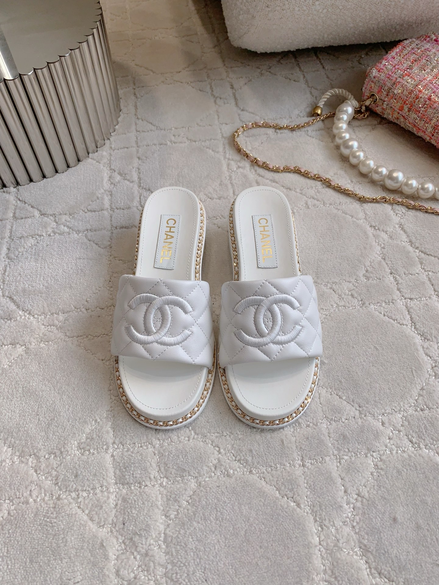 NO:391705,CHANE's newest embroidered logo diamond-shaped slippers. The high-end feeling of Xiangjia always makes people feel capitalized. It looks simple and very high-end on the feet. Absolutely girlish. Comfortable and easy to wear. Upper sheepskin. Inner footbed sheepskin. Italian leather outsole. Heel height 3cm. Size 35-39 (customized for 40 41). Slippers, chanel, chanel, slippers, sheepskin, Leather soles.19860909CHANE*新款刺绣logo菱格粗跟拖鞋 香家高级感这块总让人大写的服气 看起来简单的款式 但上脚就莫名很高级 绝对的少女感 舒适好穿 鞋面羊皮 内里垫脚羊皮 意大利真皮大底 跟高3cm 尺码35-39（40 41定做）,拖鞋,chanel,chanel,slippers,sheepskin,Leather soles,Women's Shoes