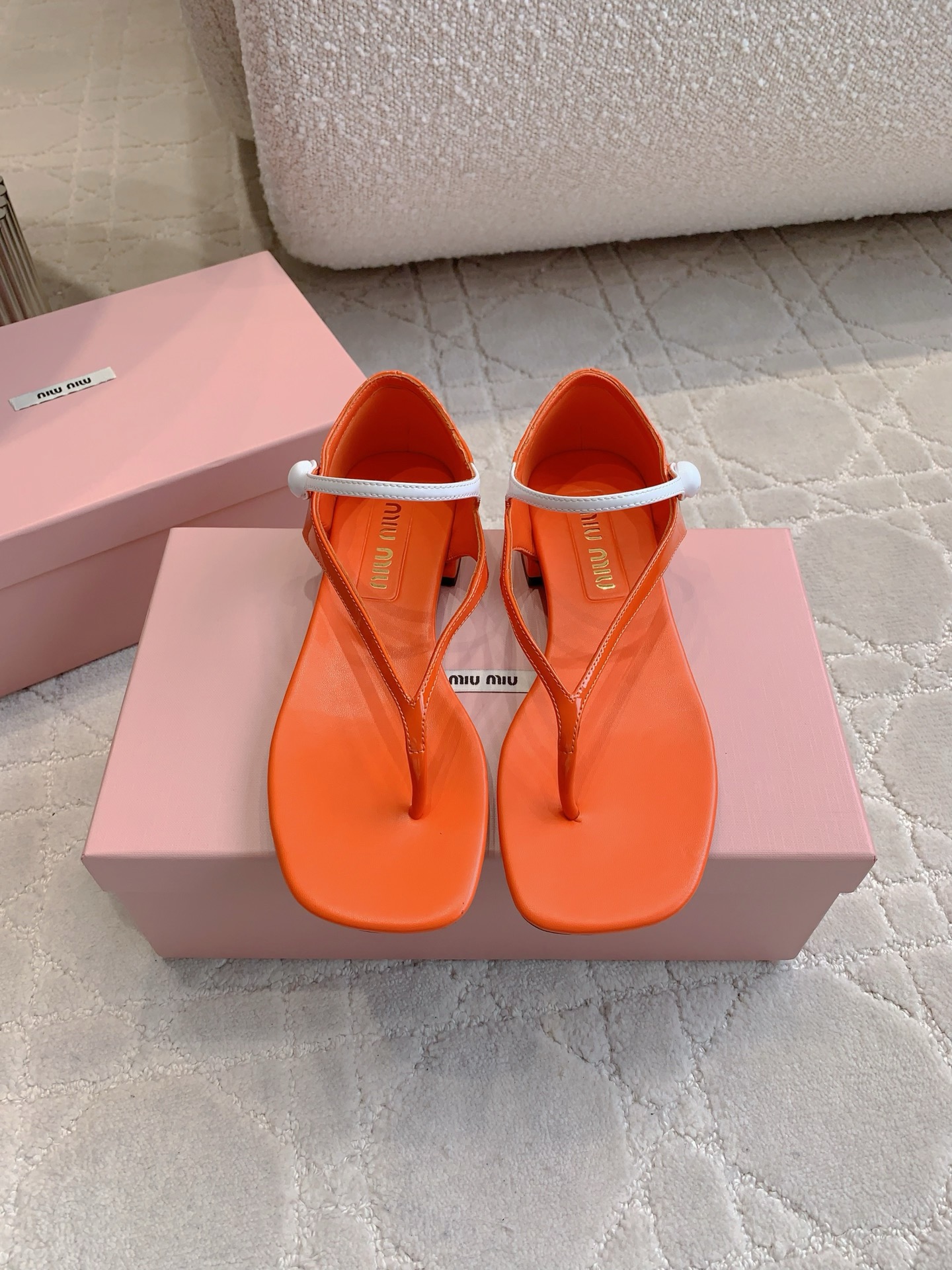 NO:263992,Miu Show new Mary Jane toe sandals, classic color matching, classic heel logo embellishment, low-key and exquisite, well-behaved and age-reducing, ox patent leather upper, inner footbed sheepskin Italian leather outsole size 35-39 (customized for 40), split-toe shoes, miumiu, sandals, mary jane, sheepskin, Leather soles19860909miu走秀新款玛丽珍夹趾凉鞋 经典配色 鞋跟经典logo点缀低调又显精致 乖巧减龄 鞋面牛漆皮 内里垫脚羊皮 意大利真皮大底 尺码35-39（40定做）,分趾鞋,miumiu,sandals,mary jane,sheepskin,Leather soles,Women's Shoes