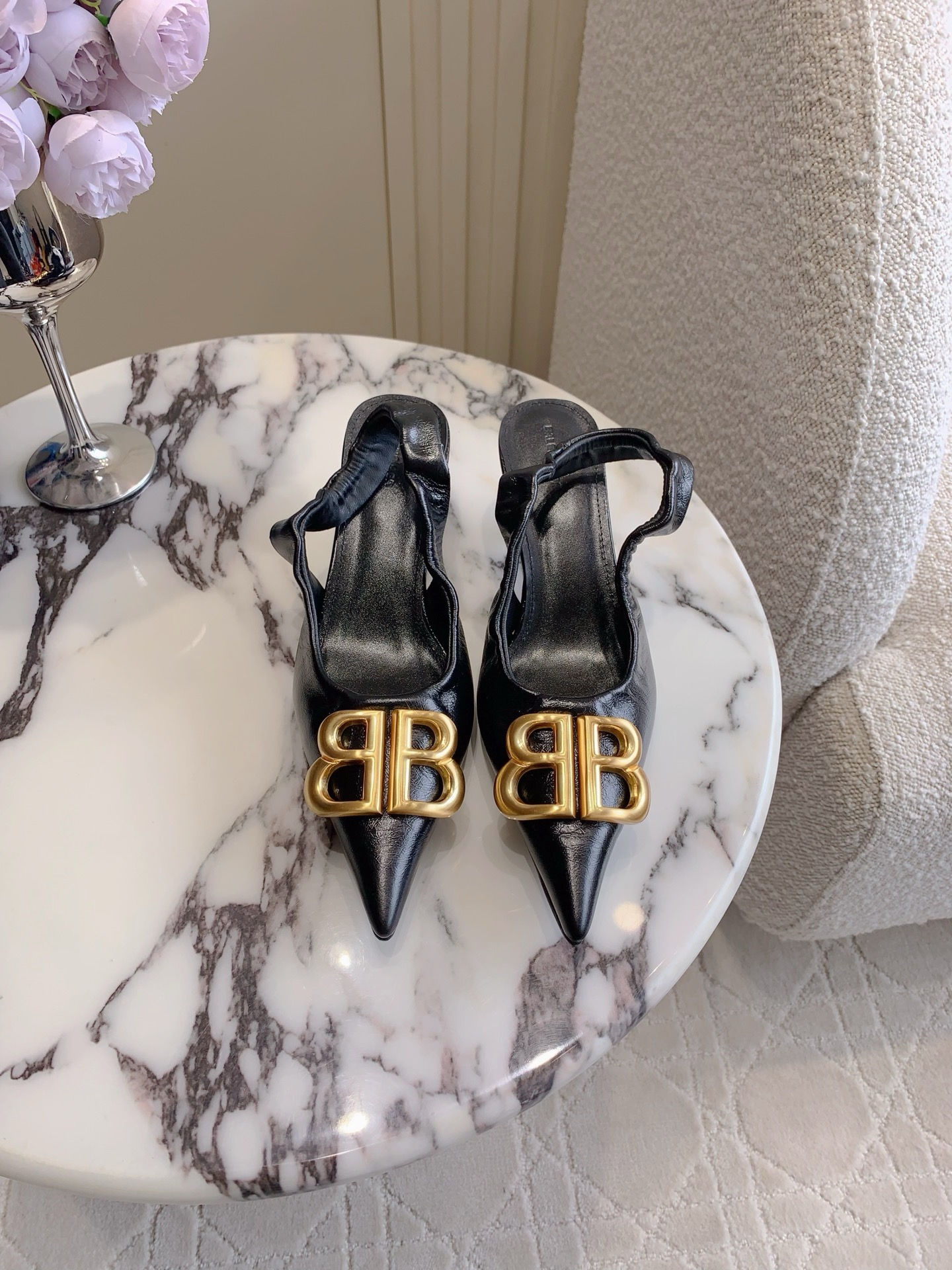 NO:391730,Balenciag* new small heels empty shoes, high-end fashionable and full of style, small pointed toe design lengthens the leg lines, classic double B-buckle decoration atmospheric and durable, upper calfskin, inner footbed sheepskin Italian leather outsole Heel height 3.5cm Size 35-39 (34 40 41 42 43 Customized), high heels sandals, balenciaga, sandals, high heels, cowhide, sheepskin, Leather soles19860909Balenciag*新款小跟后空鞋 高级时髦感拉满 小尖头设计拉长腿部线条 经典双B扣装饰大气又耐看 鞋面小牛皮 内里垫脚羊皮 意大利真皮大底 跟高3.5cm 尺码35-39（34 40 41 42 43定制）,高跟鞋凉鞋,balenciaga,sandals,high heels,cowhide,sheepskin,Leather soles,Women's Shoes