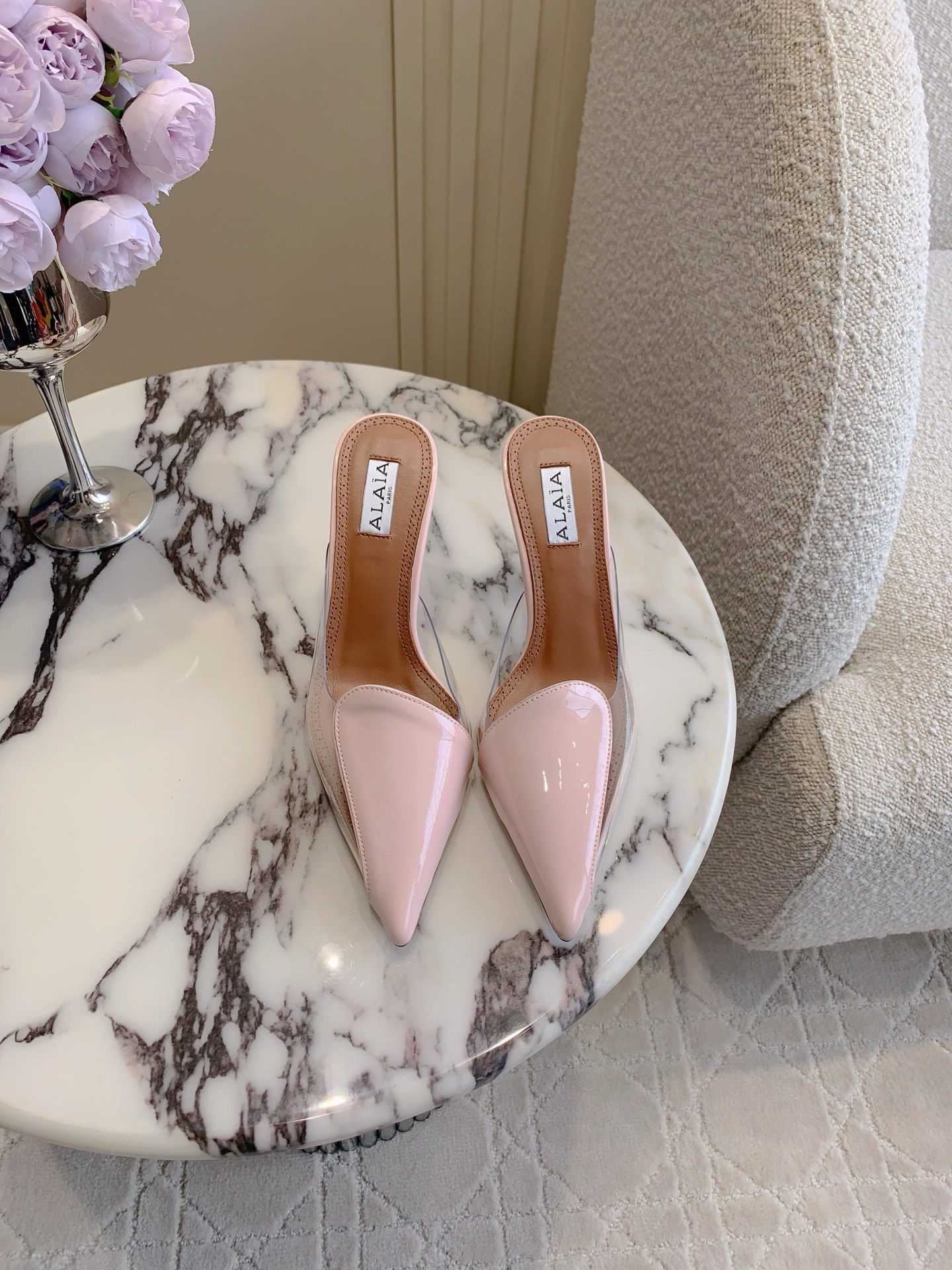 NO:262463,ALAIA's new pointed toe transparent high heels semi-slippers, easy to wear and fashionable, full of slack feeling, comfortable to put on the feet, unique and unique, full of fashionable feeling, cowhide, transparent PVC footbed sheepskin Italian leather outsole Heel height 9cm Size 35-39 (customized for 40), high heels sandals, alaia, sandals, high heels, slippers, cowhide, sheepskin, Leather soles19860909ALAIA新款尖头透明高跟半拖鞋 好穿又时髦的一双 松弛感拉满 上脚舒适 独特有个性 时髦感十足 鞋面牛皮拼接透明PVC 垫脚羊皮 意大利真皮大底 跟高9cm 尺码35-39（40定做）,高跟鞋凉鞋,alaia,sandals,high heels,slippers,cowhide,sheepskin,Leather soles,Women's Shoes