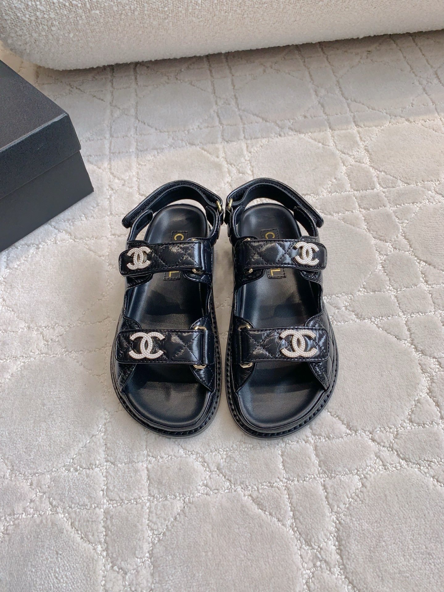 NO:391832,CHANE* Classic Velcro Sandals Top Quality!  Simple and versatile single item, the love of domestic and foreign celebrities!   Original oil wax calfskin on the upper ZP mold opening hardware buckle Inner foot pad sheepskin Italian leather outsole Size 35-39 (40 41 42 customized), sandals, chanel, sandals, slippers, cowhide, sheepskin, Leather soles19860909CHANE*经典款魔术贴凉拖鞋 顶级品质！简约百搭单品 国内外明星网红的超爱！  鞋面原版油蜡小牛皮 ZP开模五金扣 内里垫脚羊皮 意大利真皮大底 码数35-39（40 41 42定做）,凉鞋,chanel,sandals,slippers,cowhide,sheepskin,Leather soles,Women's Shoes