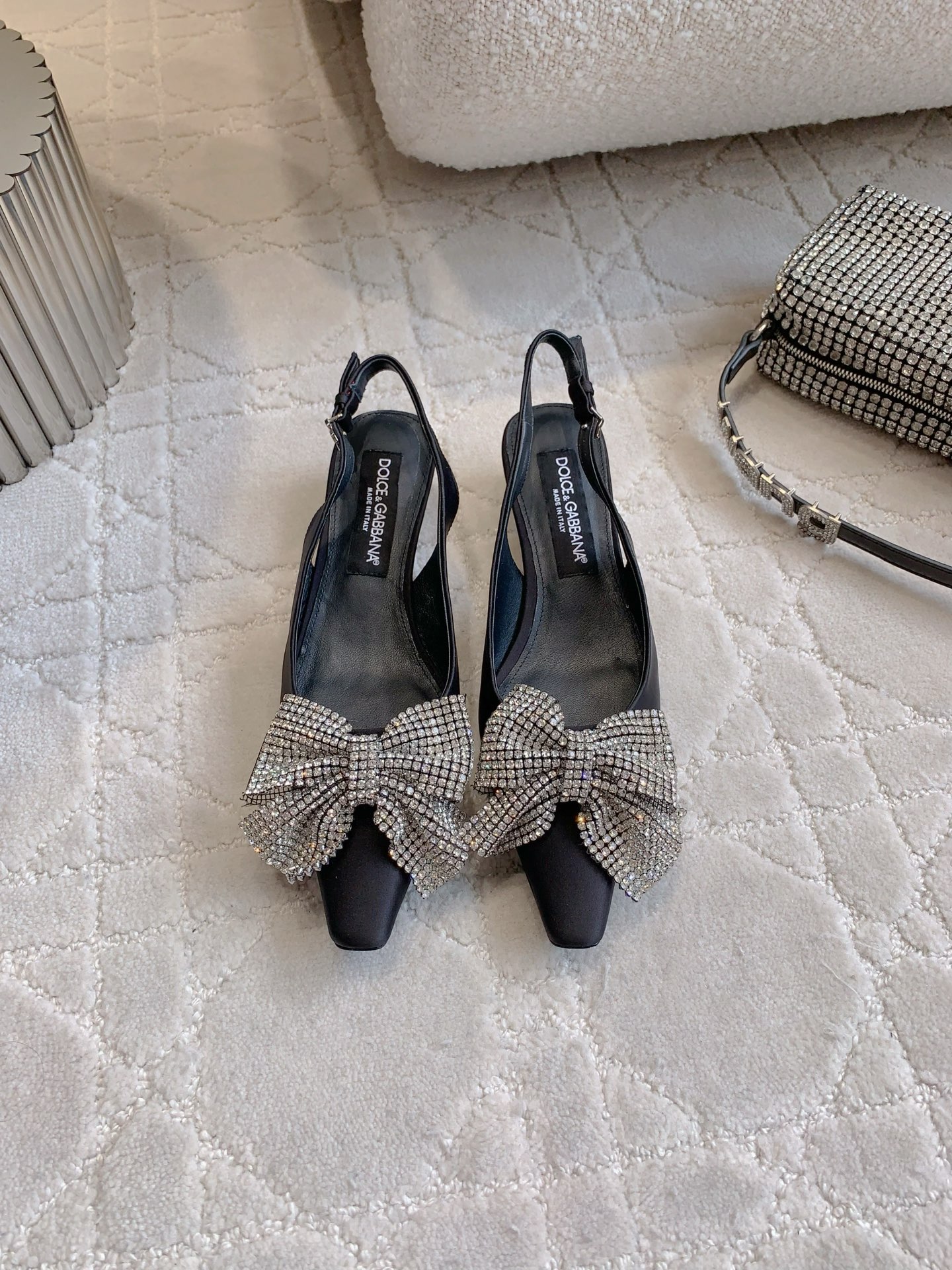 NO:262465,Dolce & Gabban's newest rhinestone bow small heels empty shoes Super heavy industry rhinestones luxurious shine, shoelaces metal logo exquisite and full of exquisiteness, can be easily controlled for any outfit, versatile items, silk upper, inner footbed sheepskin Italian leather outsole, heel height 3cm, size 35-39 (customized for 40), high heels, Dolce & Gabbana, sandals, high heels, sheepskin, real silk, Leather soles19860909Dolce & Gabban*新款水钻蝴蝶结小跟后空鞋 超级重工水钻奢华闪耀 鞋带金属logo精致感拉满 任何穿搭都能轻松驾驭 百搭单品 鞋面真丝 内里垫脚羊皮 意大利真皮大底 跟高3cm 尺码35-39（40定做）,高跟鞋凉鞋,Dolce&Gabbana,sandals,high heels,sheepskin,real silk,Leather soles,Women's Shoes