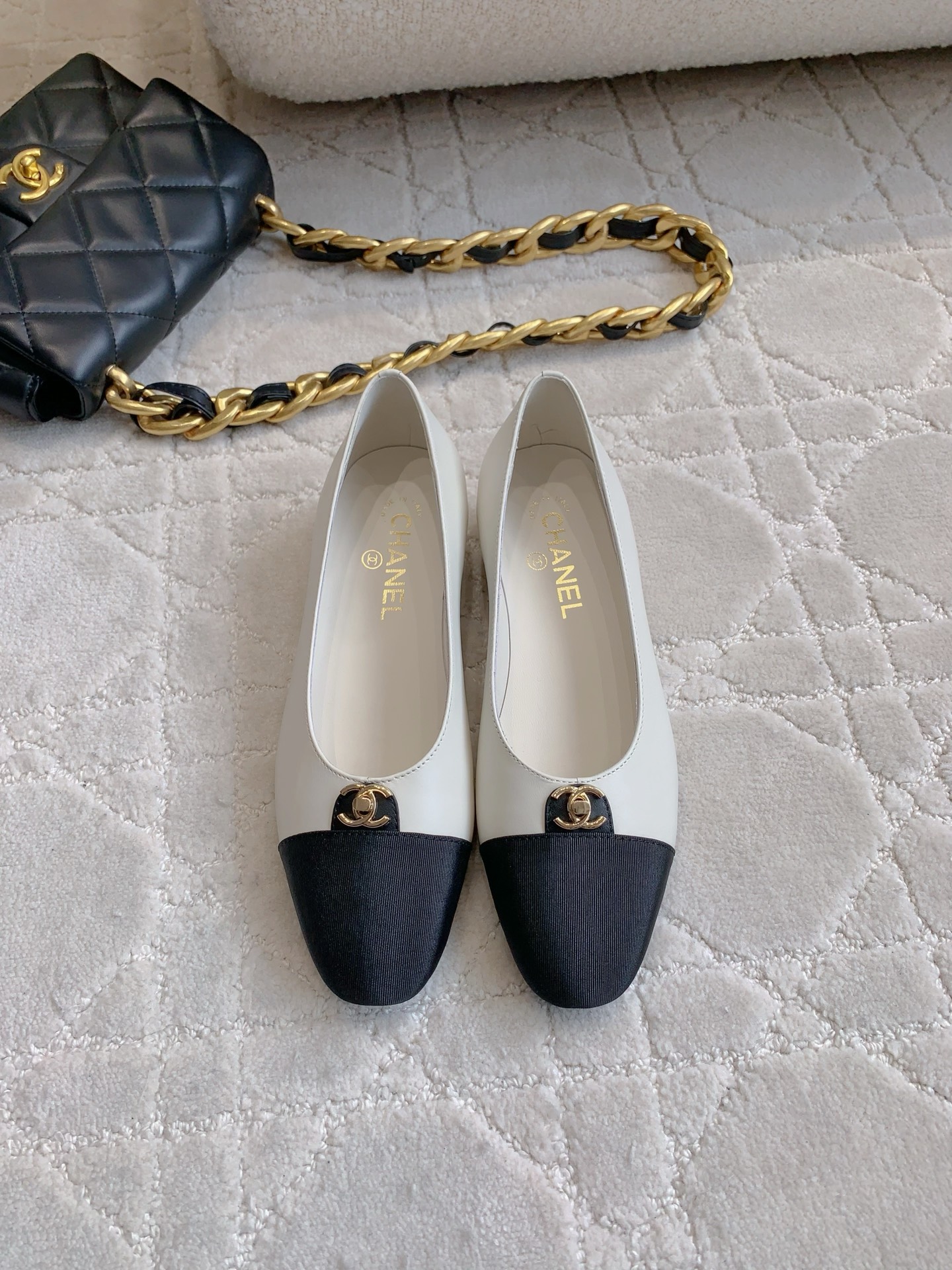 NO:391827,CHANE's newest spliced ​​flat shoes, classic, simple and versatile, easy to wear, timeless, comfortable, lambskin upper, ZP mold opening hardware buckle, inner foot pad sheepskin Italian leather outsole Size 35-39 (customized for 40 41), single shoes, chanel, sheepskin, Leather soles19860909CHANE*新款拼接平底单鞋 经典简约百搭 好穿不过时 舒适度满分 鞋面小羊皮 ZP开模五金扣 内里垫脚羊皮 意大利真皮大底 尺码35-39（40 41定做）,单鞋,chanel,sheepskin,Leather soles,Women's Shoes