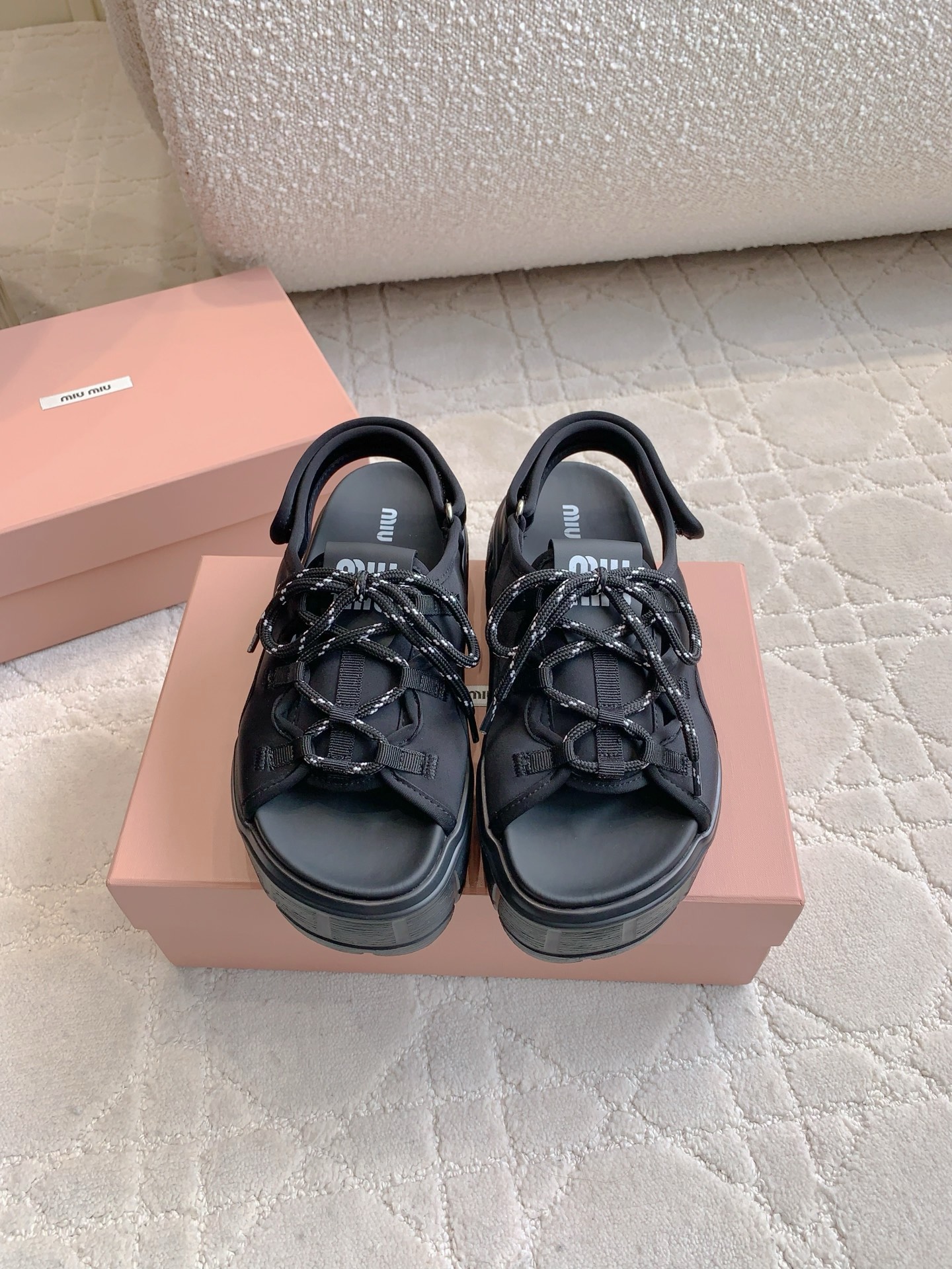 NO:263990,Miu new thick-soled strap sandals, it looks so good on the feet, close your eyes, casual, relaxed and fashionable, versatile and comfortable, comfortable and easy to wear Size 35-39 (customized for 40), sandals, miumiu, sandals19860909miu 新款厚底绑带凉鞋 上脚太好看啦 闭眼入 休闲的松弛时髦感 百搭又舒适 舒适好穿 尺码35-39（40定做）,凉鞋,miumiu,sandals,Women's Shoes