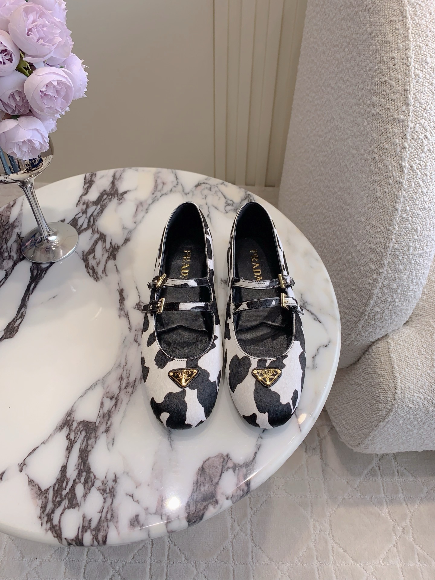 NO:263996,PRAD* newest triangular Mary Jane single shoes, cow pattern on the feet is so cute, the flat design is super easy to wear, original version is purchased 1:1, full of details, horsehair on the upper, inner footbed sheepskin Original open molded sole Size 35-39 (customized for 40 41), Mary Jane, prada, mary jane, sheepskin19860909PRAD*新款三角标玛丽珍单鞋 奶牛纹上脚太可爱啦 平底设计超好穿 原版购入1:1打造 细节感拉满 鞋面马毛 内里垫脚羊皮 原版开模大底 尺码35-39（40 41定做）,玛丽珍,prada,mary jane,sheepskin,Women's Shoes