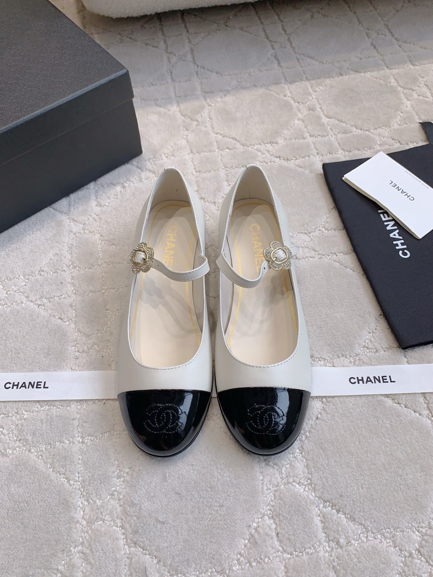 NO:391795,CHANE's newest Mary Jane single shoes. The high-end feeling of Xiangjia always makes people feel capitalized. It looks simple and very high-end on the feet. Absolutely girly. Comfortable and easy to wear. Upper calfskin. Inner footbed sheepskin. Italian leather outsole. Size 35-39 (customized for 40 41). Single shoes Mary Jane, chanel, chanel, mary jane, cowhide, sheepskin, Leather soles19860909CHANE*新款玛丽珍单鞋 香家高级感这块总让人大写的服气 看起来简单的款式 但上脚就莫名很高级 绝对的少女感 舒适好穿 鞋面小牛皮 内里垫脚羊皮 意大利真皮大底 尺码35-39（40 41定做）,单鞋玛丽珍,chanel,chanel,mary jane,cowhide,sheepskin,Leather soles,Women's Shoes