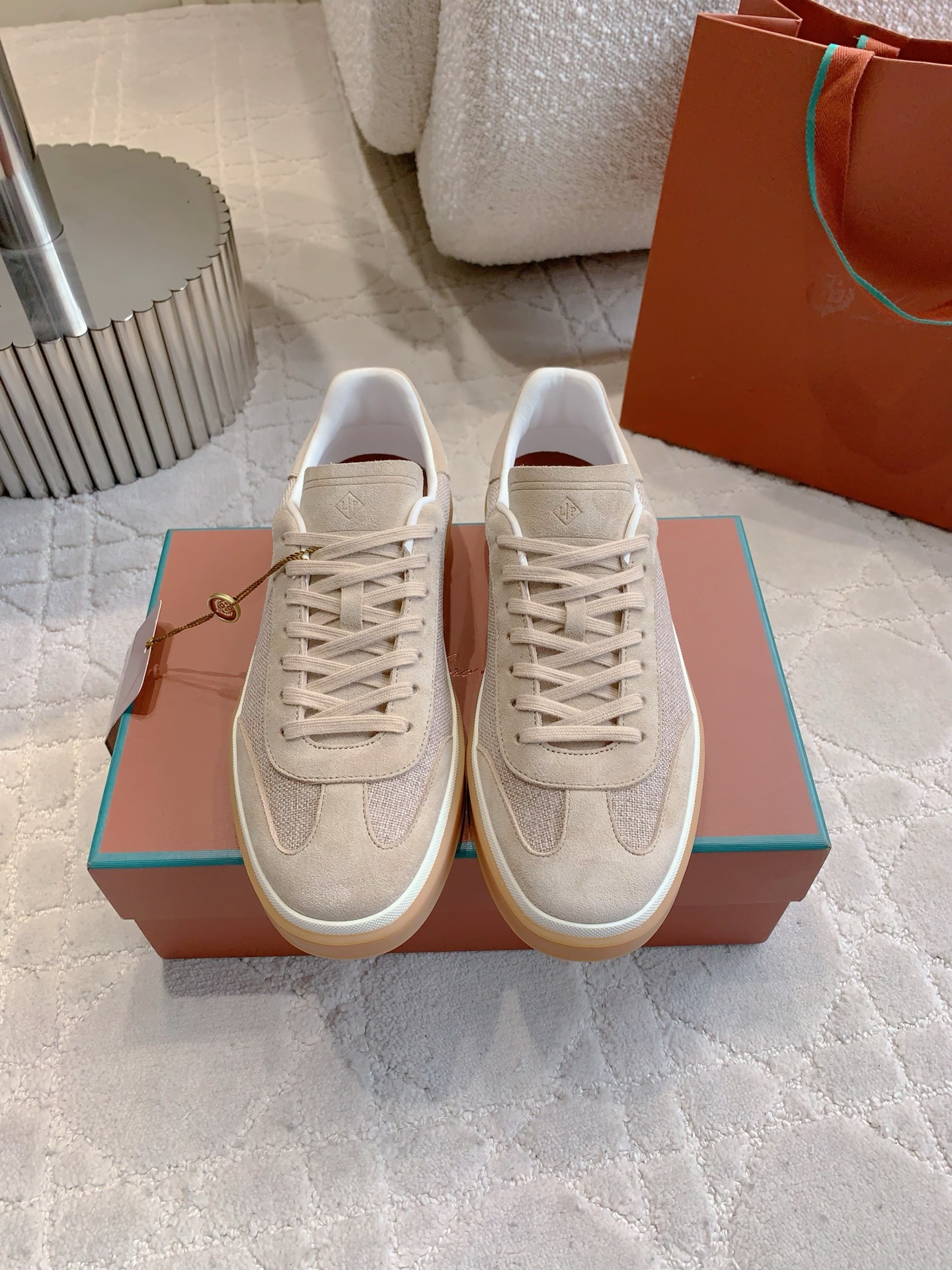 NO:263997,The same style as men and women, Loro Pian* LP new casual shoes, Gee training shoes, simple and fashionable, super comfortable foot feel, shoes that can take 20,000 steps a day, super versatile!  Original purchase and development Top quality!   Upper cowhide cloth splicing inner sheepskin cowhide foot pad sole high elastic cow tendon sole comfortable and wear-resistant women's size 35-39 (customized for 40) men's size 39-45, casual shoes/sports shoes, loro piana, loro piana, sneakers, cowhide, sheepskin19860909男女同款 Loro Pian* LP新款休闲鞋德训鞋 简约时尚 脚感超级舒适 一天可以暴走两万步的鞋子 超级百搭款！ 原版购入开发 顶级品质！  鞋面牛皮拼接布面 内里羊皮 牛皮垫脚 鞋底高弹牛筋底 舒适耐磨 女码35-39（40定做）男码39-45,休闲鞋/运动鞋,loro piana,loro piana,sneakers,cowhide,sheepskin,Women's Shoes