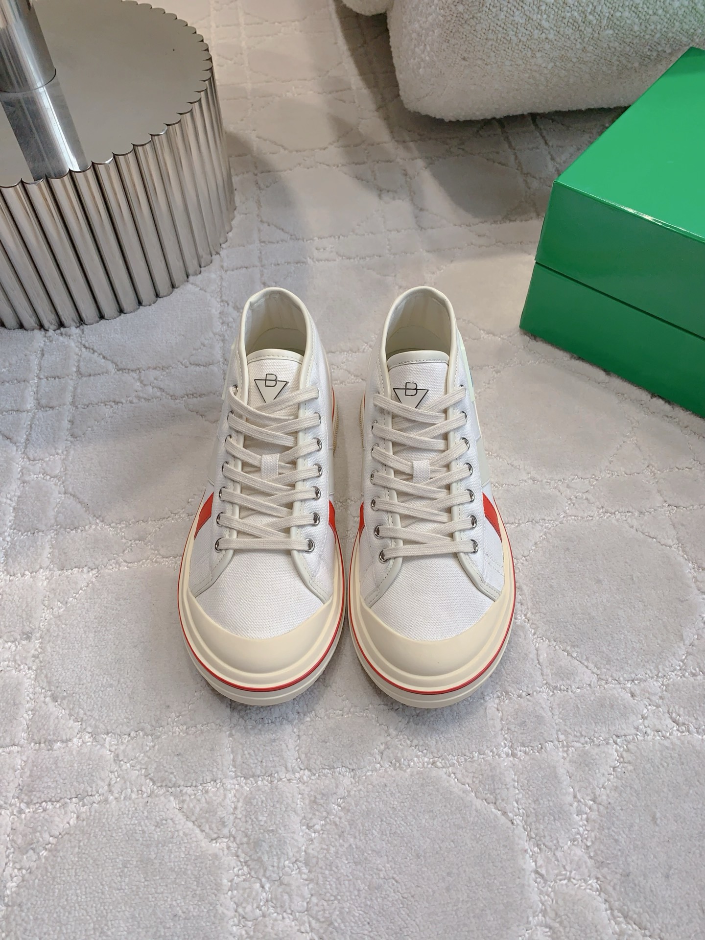 NO:263998,Bottega Venet* newest retro Eliot canvas casual shoes inspired by retro basketball shoes The canvas upper is lightweight The upper and splicing are wrapped in soft sheepskin The red lines on the edges are hand-painted, more tasteful and attitude Canvas upper foot pad sheepskin Original open mold outsole Size 35-39 (customized for 40), casual shoes/sports shoes, bottega Veneta, sneakers, sheepskin19860909Bottega Venet*新款复古Eliot帆布休闲鞋 以复古篮球鞋为灵感 帆布鞋面自重轻盈 鞋帮和拼接处以柔软的羊皮包裹 鞋边的红线条均为手工绘画 更具品味与态度 鞋面帆布 垫脚羊皮 原版开模大底 尺码35-39（40定做）,休闲鞋/运动鞋,bottega veneta,sneakers,sheepskin,Women's Shoes