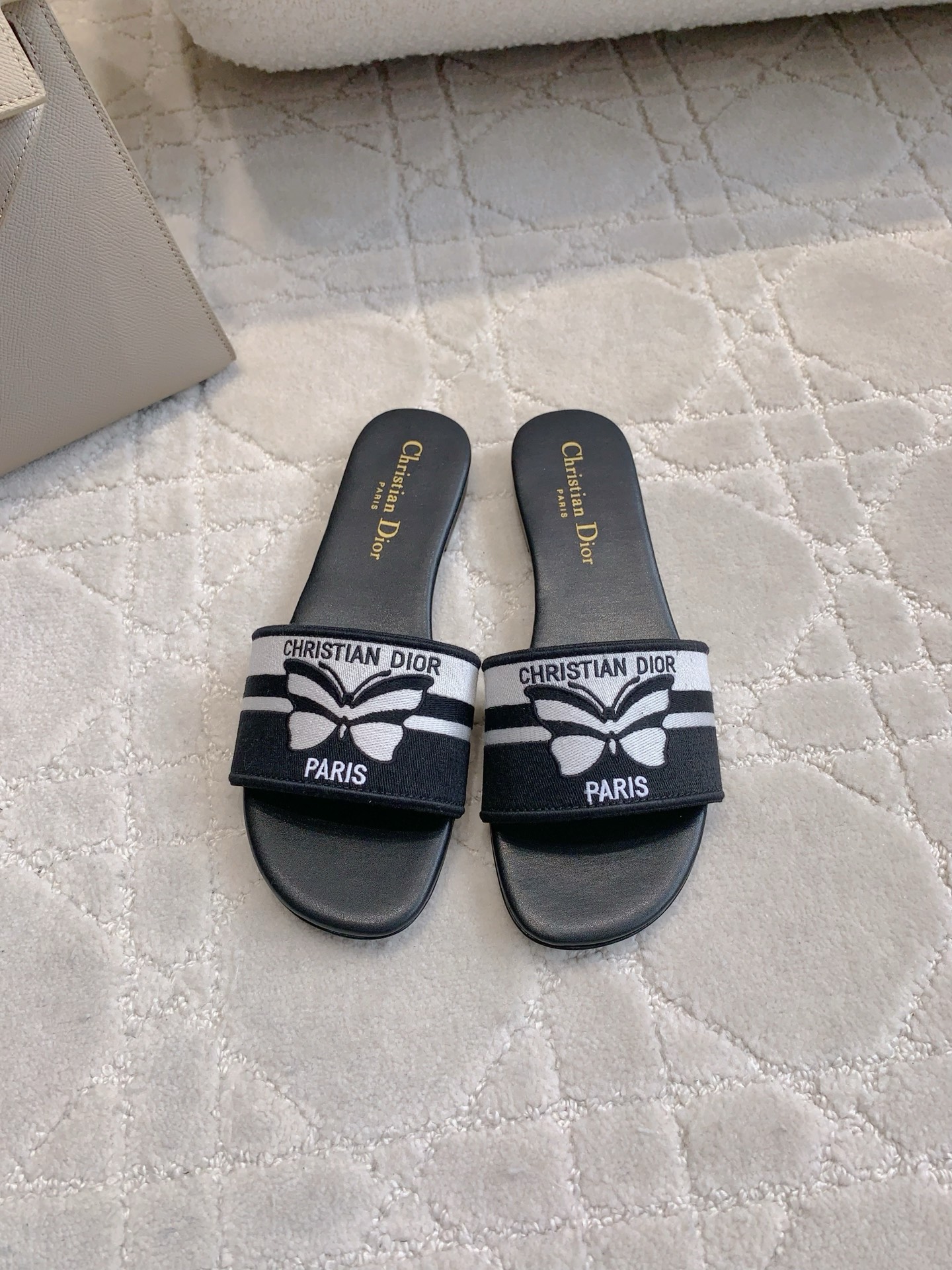 NO:264001,Dio's newest butterfly embroidered flat slippers Heavy industry jacquard embroidery very nice on the feet. Super easy to wear flat design. Simple and versatile style. Original embroidery of the upper. Inner footbed sheepskin Italian leather outsole. Size 35-39 (customized for 40 41), slippers, dior, slippers, sheepskin, Leather soles19860909Dio*新款蝴蝶刺绣平底拖鞋 重工提花刺绣 上脚非常好看 超好穿的平底设计 简约百搭款 鞋面原版刺绣 内里垫脚羊皮 意大利真皮大底 尺码35-39（40 41定做）,拖鞋,dior,slippers,sheepskin,Leather soles,Women's Shoes