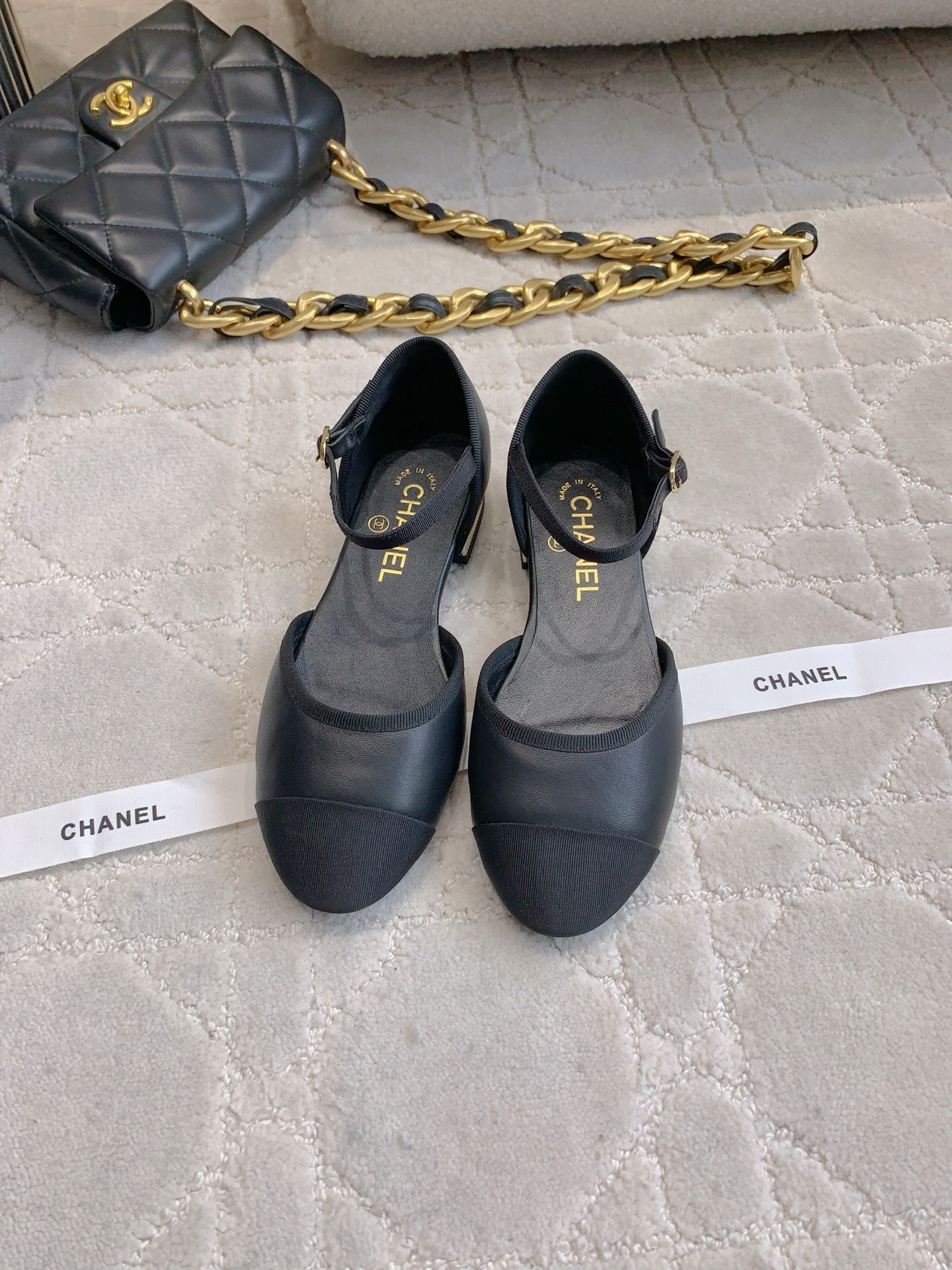 NO:264003,CHANE's newest Mary Jane single shoes. The high-end feeling of Xiangjia always makes people feel capitalized. It looks simple and very high-end on the feet. Absolutely girly. Comfortable and easy to wear. Original lambskin upper. Inner footbed sheepskin Italian leather outsole. Size 35-39 (customized for 40 41), single shoes, chanel, chanel, mary jane, sheepskin, Leather soles19860909CHANE*新款玛丽珍单鞋 香家高级感这块总让人大写的服气 看起来简单的款式 但上脚就莫名很高级 绝对的少女感 舒适好穿 鞋面原版小羊皮 内里垫脚羊皮 意大利真皮大底 尺码35-39（40 41定做）,单鞋,chanel,chanel,mary jane,sheepskin,Leather soles,Women's Shoes